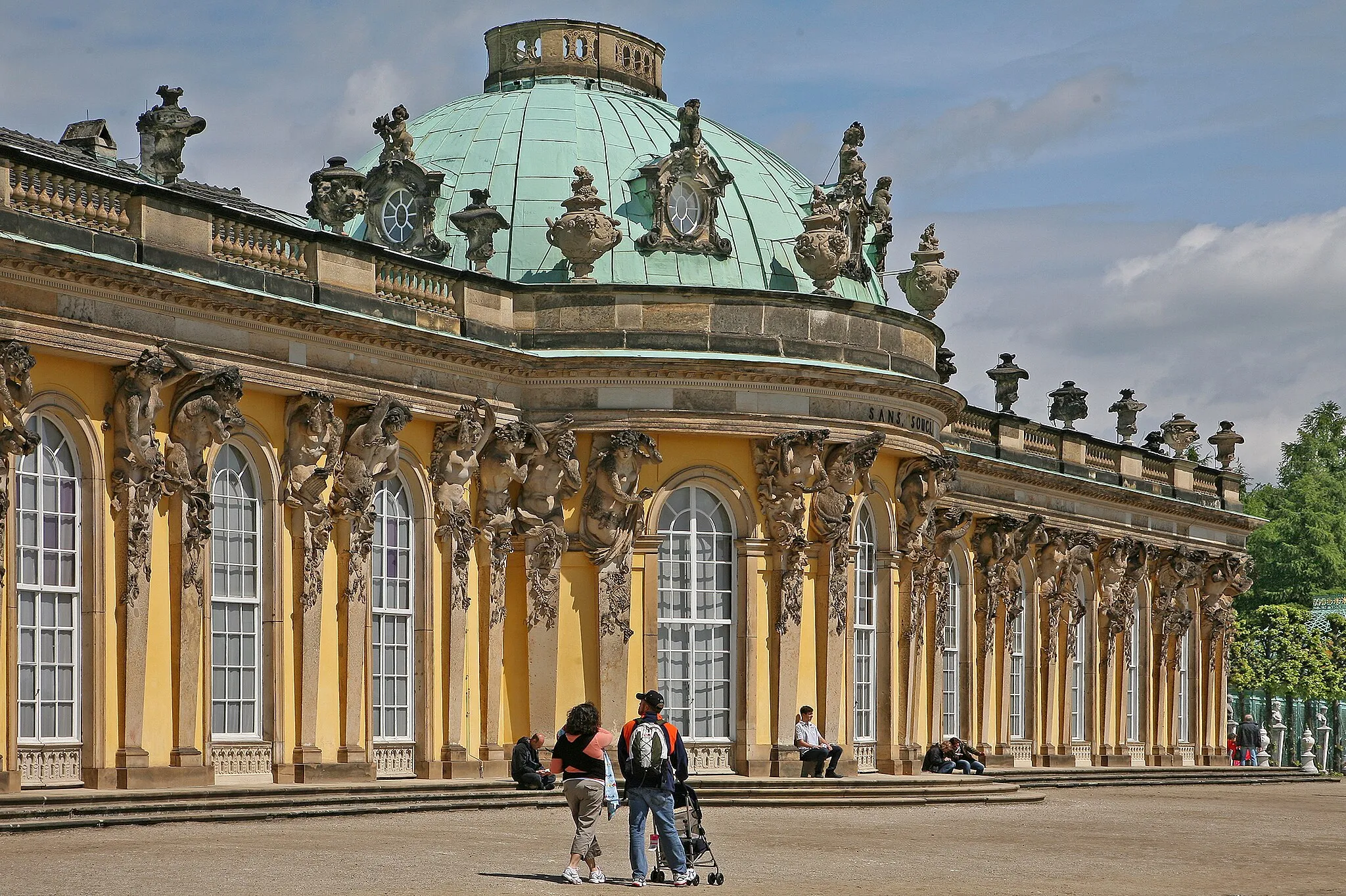 Photo showing: Sanssouci Palace is a Hohenzollern Palace in the former royal seat of Potsdam of the Prussian kings - today the capital of Brandenburg. The castle, which was built between 1745 and 1747, is a UNESCO World Heritage Site.