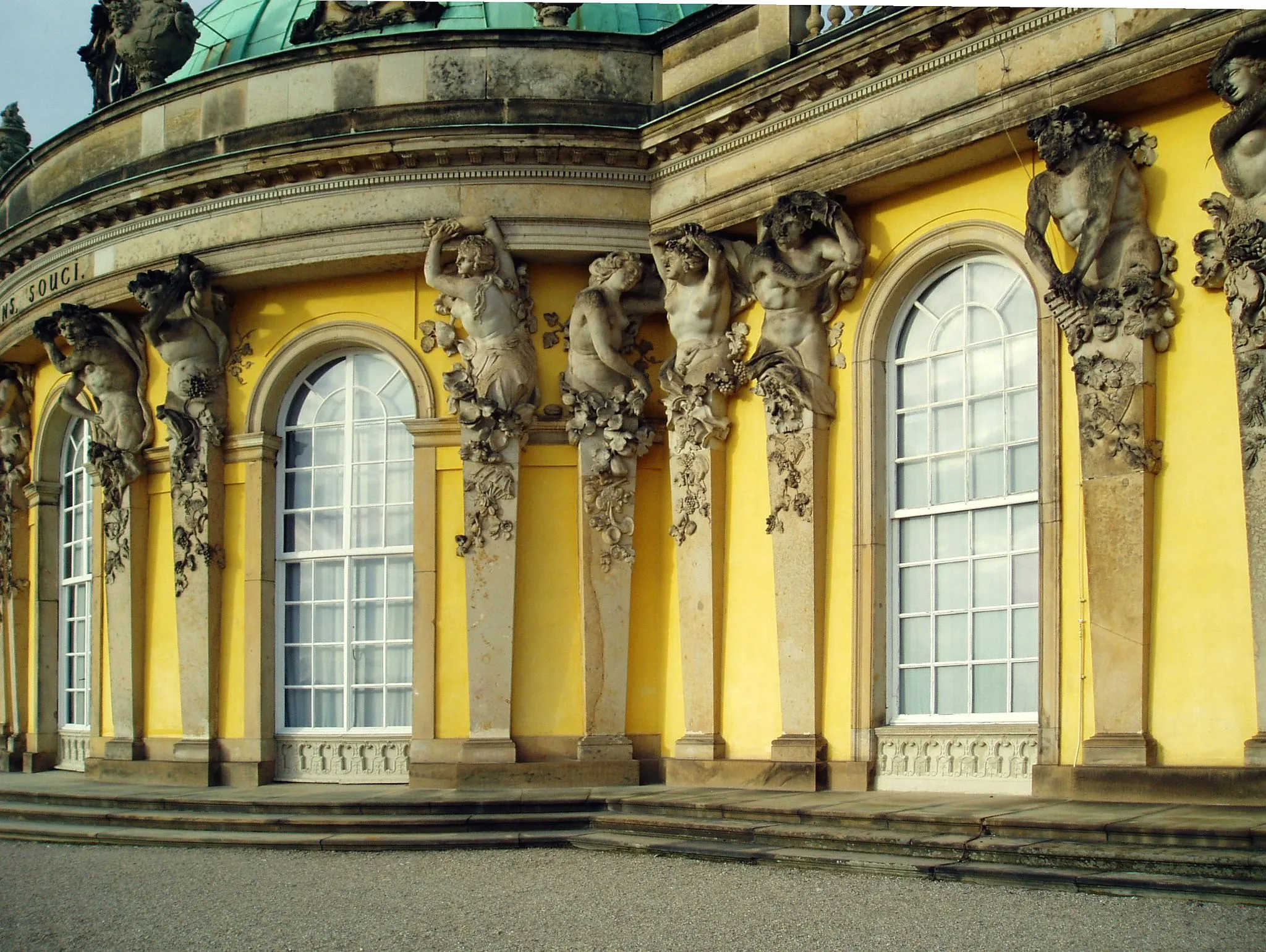 Photo showing: Bronze letters "SANS SOUCI" at Sanssouci, Potsdam, Germany