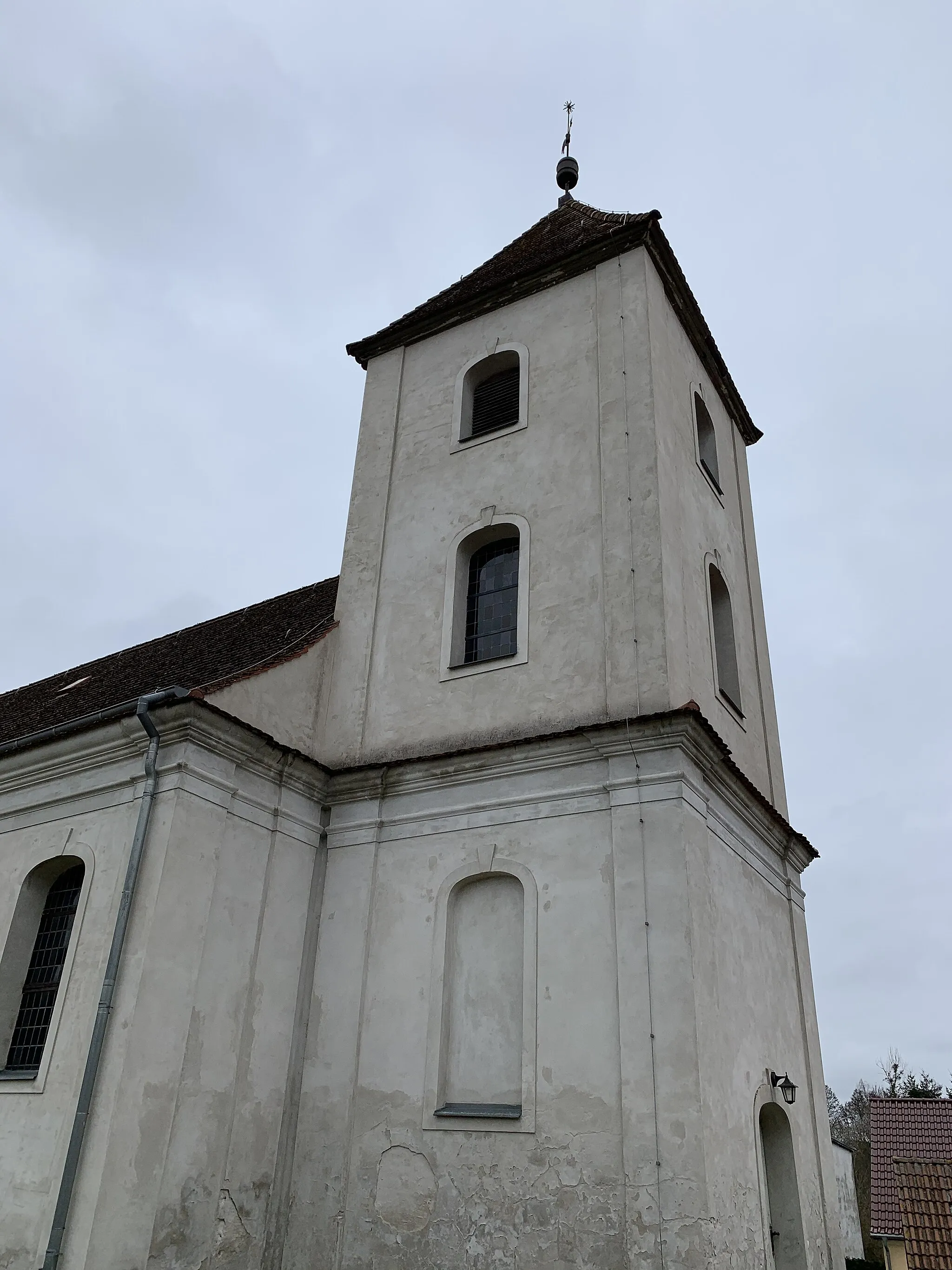 Photo showing: Die Dorfkirche Hoppegarten der Stadt Müncheberg ist eine barocke Saalkirche aus dem Jahr 1714. Im Innenraum steht unter anderem ein Kanzelkorb, der zu einem Kanzelaltar aus dem Jahr 1733 gehört.