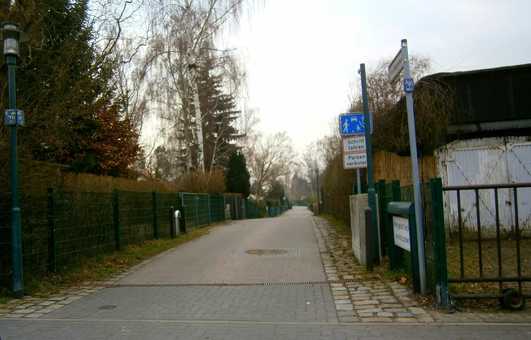 Photo showing: Am Klötzegraben ist eine Straße in Berlin-Lübars, hier der Blick vom Quickborner Straße nach West.