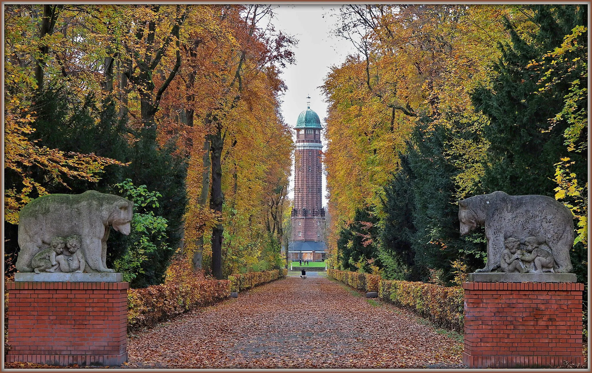 Photo showing: Wasserturm im Volkspark Jungfernheide Berlin  mit Bärenskulpturen