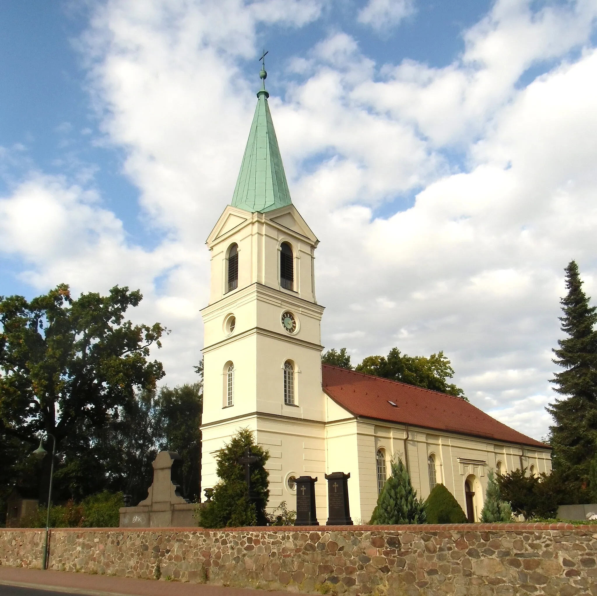 Photo showing: Denkmalgeschützte evangelische Dorfkirche von Ahrensfelde, 1768 erbaut. Nr. 2 in der Liste der Baudenkmale in Ahrensfelde