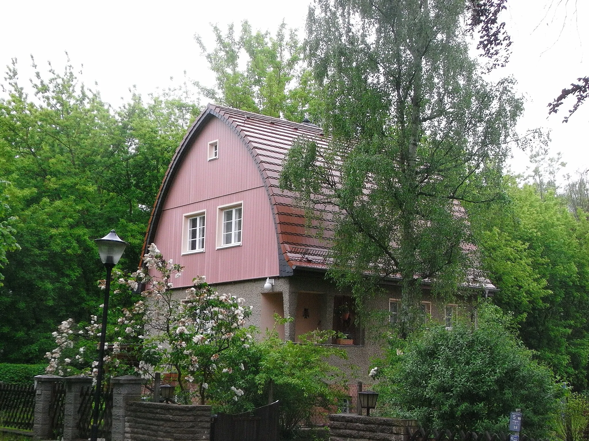 Photo showing: House constructed in the 1930s. Cultural heritage monument in Stolper Str. 47 in Glienicke/Nordbahn, Oberhavel district, Brandenburg state, Germany