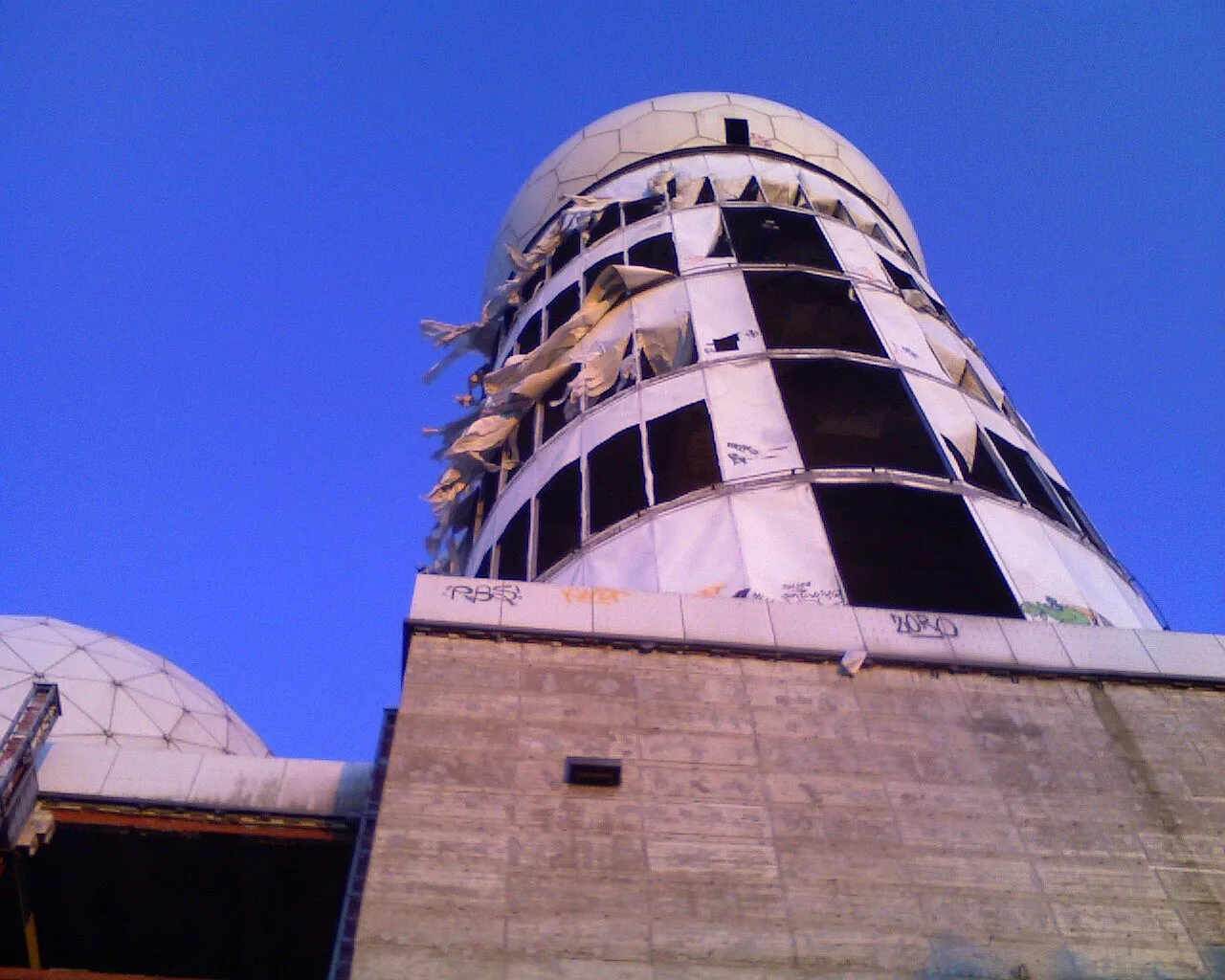 Photo showing: Teufelsberg Berlin. Biggest NSA Radar Tower, suffering from weather and vandalism.