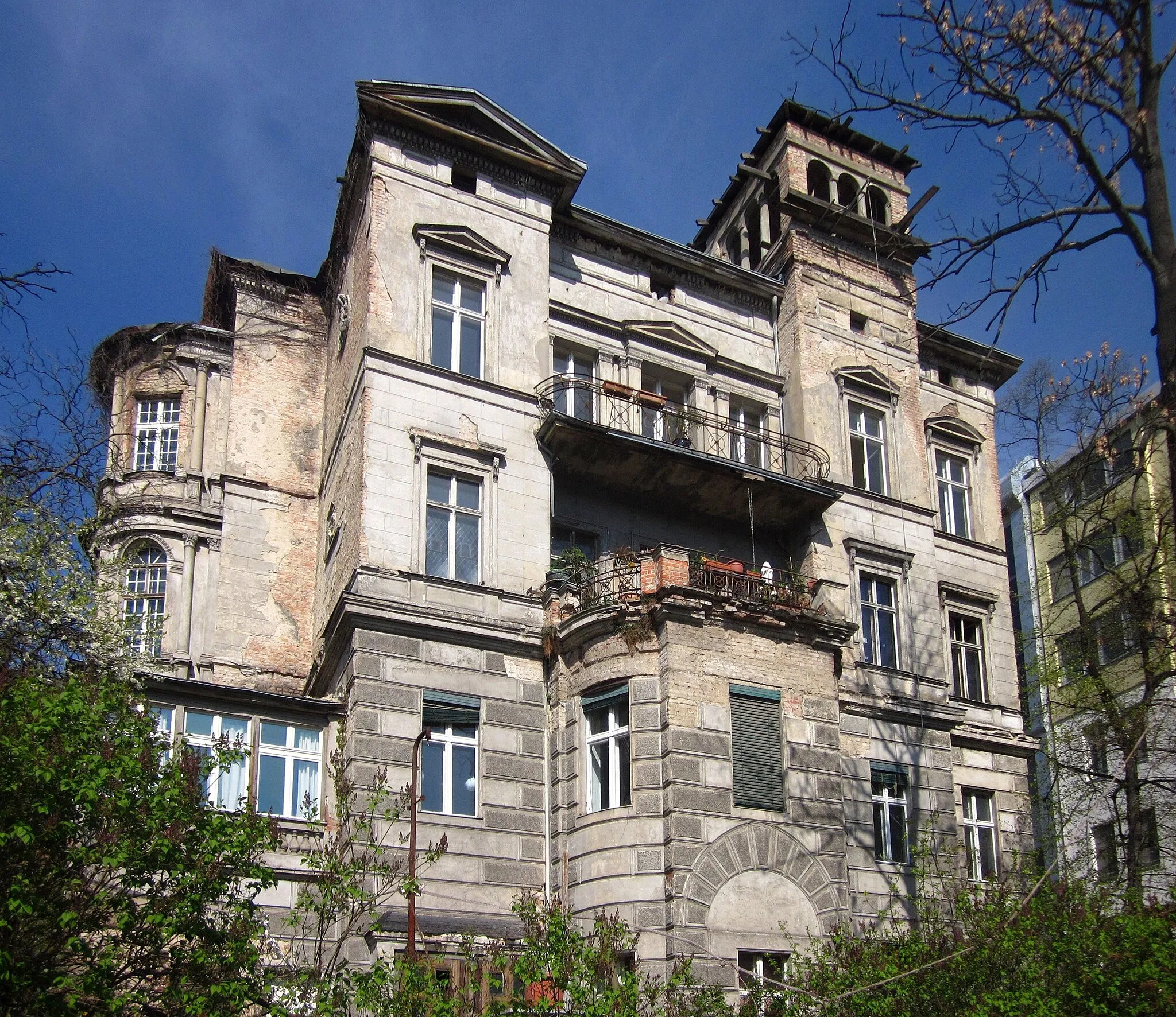 Photo showing: The Haus Lindenberg at Methfesselstraße No. 23/25 in Berlin-Kreuzberg, showing the garden side at the former villa colony Wilhelmshöhe. The house was built in 1874 by Ewald Becher. It has been designated a historic landmark.