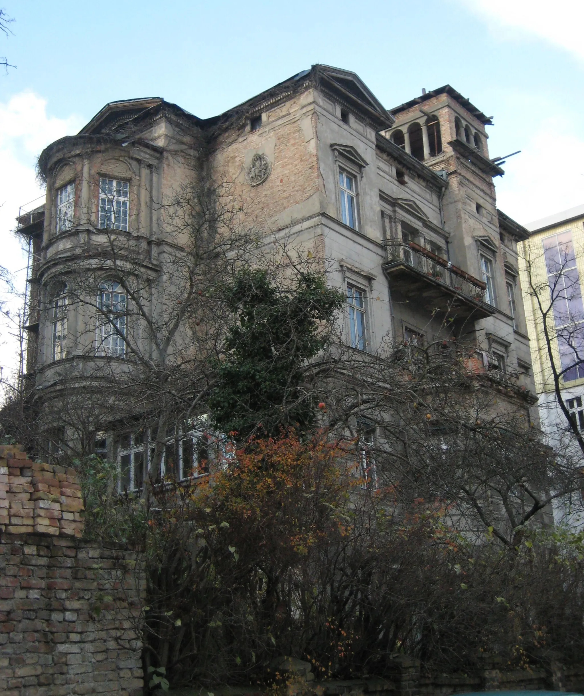 Photo showing: garden side of the landmarked Haus Lindenberg in Berlin-Kreuzberg, seen from Wilhelmshöhe street; the villa was built in 1874 by architect E. Becher