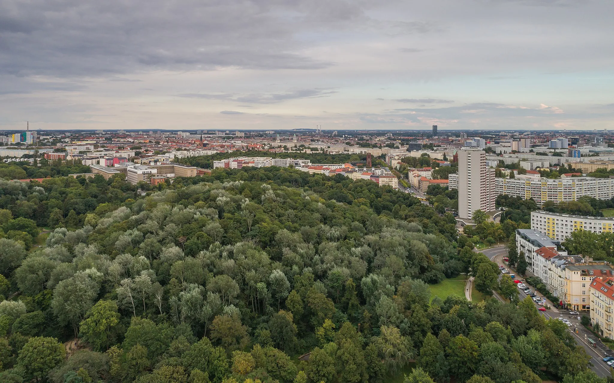 Photo showing: Aerial photo of Friedrichshain Park in Berlin (Germany)