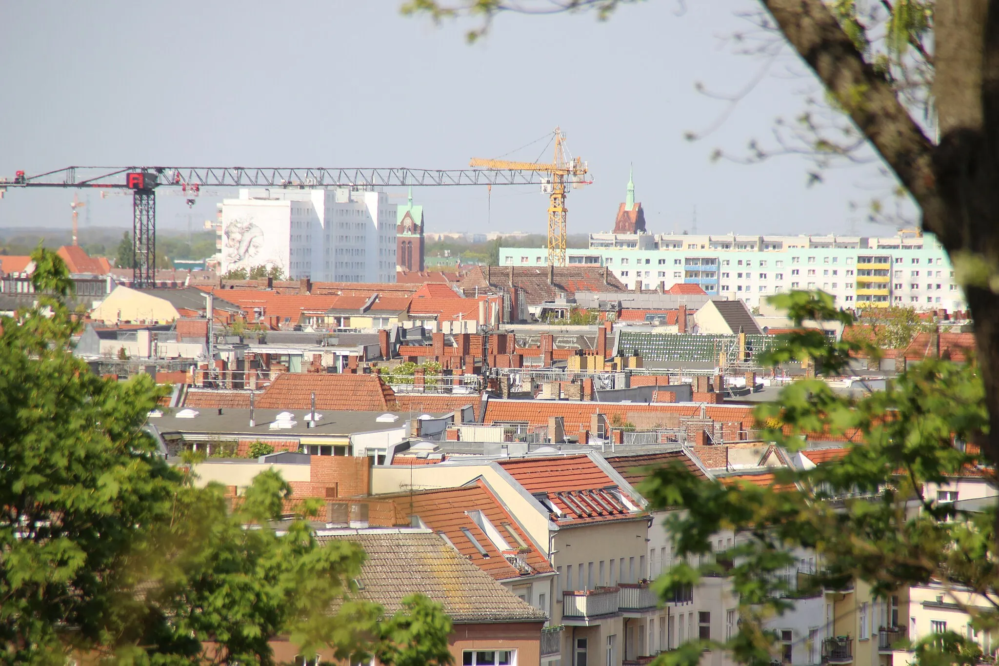 Photo showing: Einer der wenigen Aussichten vom weitestgehend bewaldeten Großen Bunkerberges im Volkspark Friedrichshain