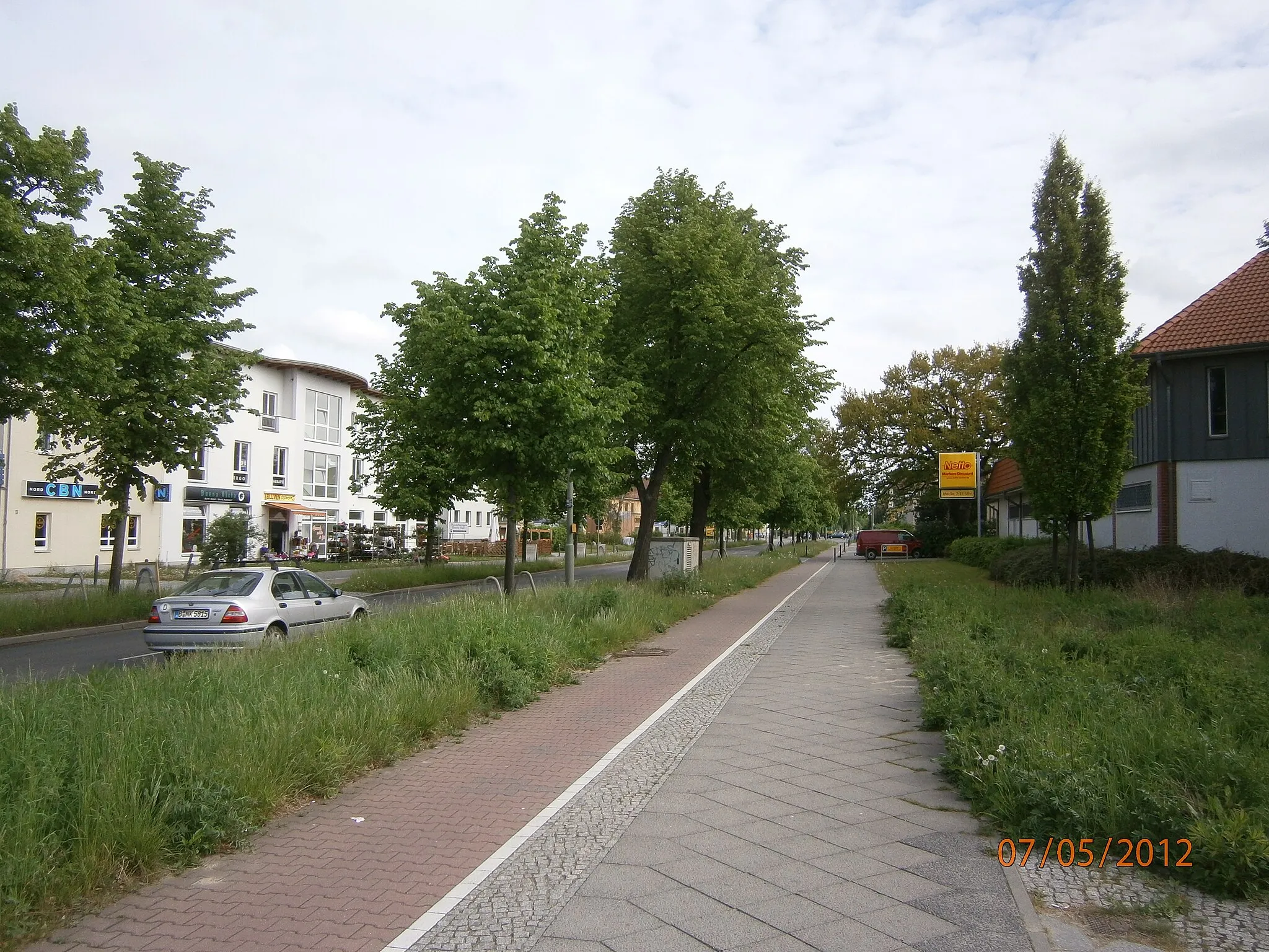 Photo showing: BucherChaussee:Straße im Ortsteil Berlin-Karow (Blickrichtung: Nord)