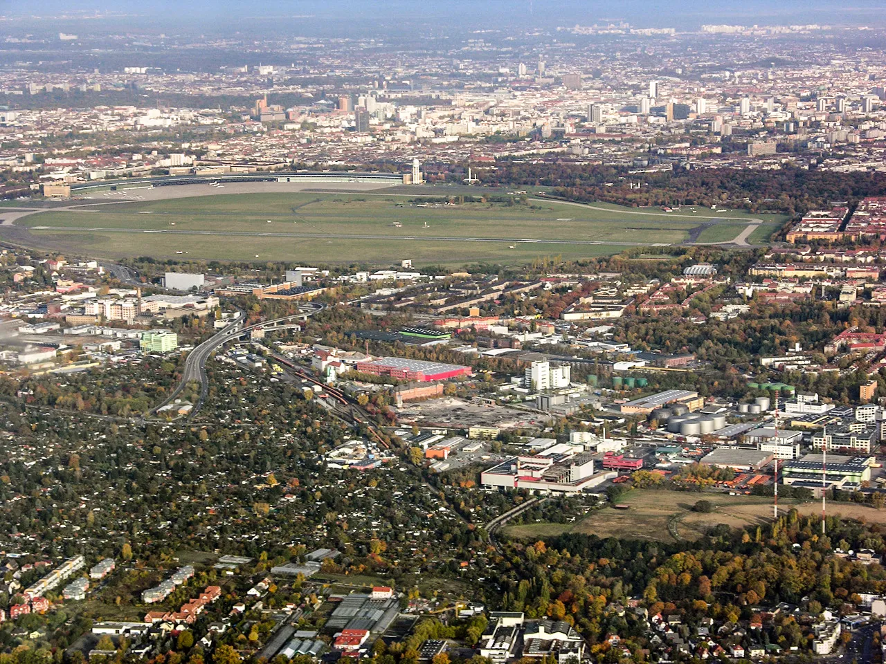 Photo showing: Southern approach to Berlin-Tempelhof