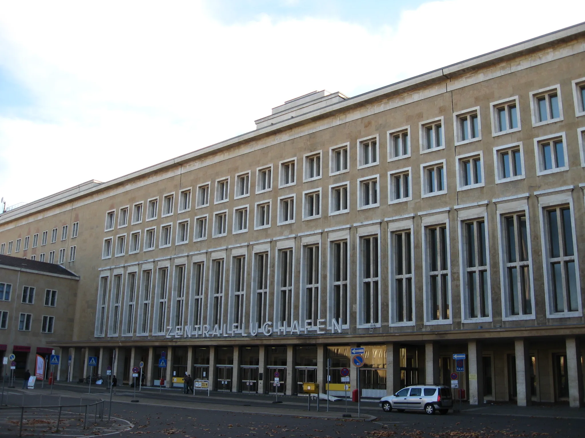 Photo showing: Tempelhof Flughafen, November 2008