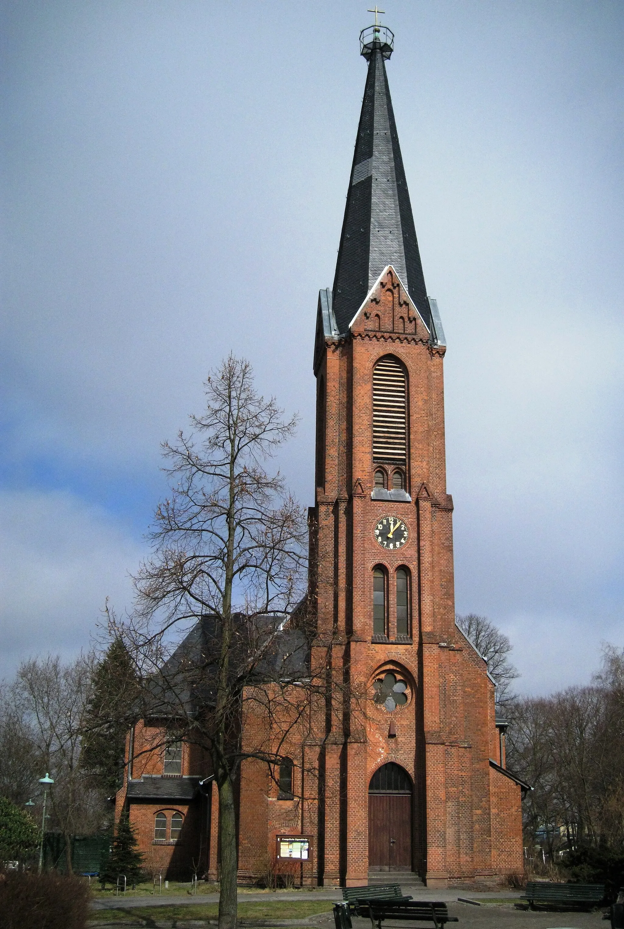 Photo showing: Portal der Segenskirche (Berlin-Reinickendorf), nach Norden fotografiert