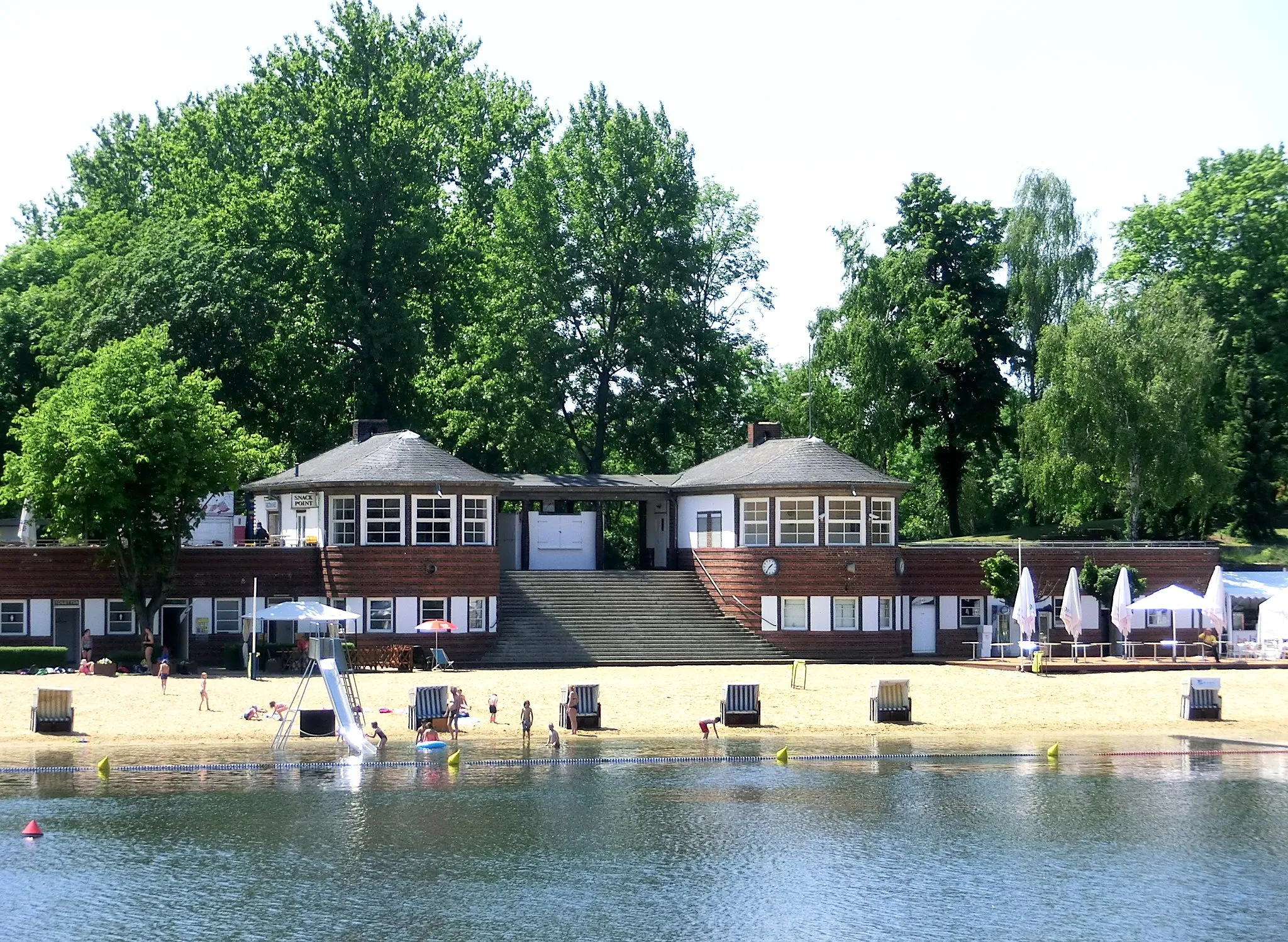 Photo showing: Eingangsgebäude des Strandbads Plötzensee in Berlin, gebaut 1926-1928 nach Plänen von Walter und Johannes Krüger.