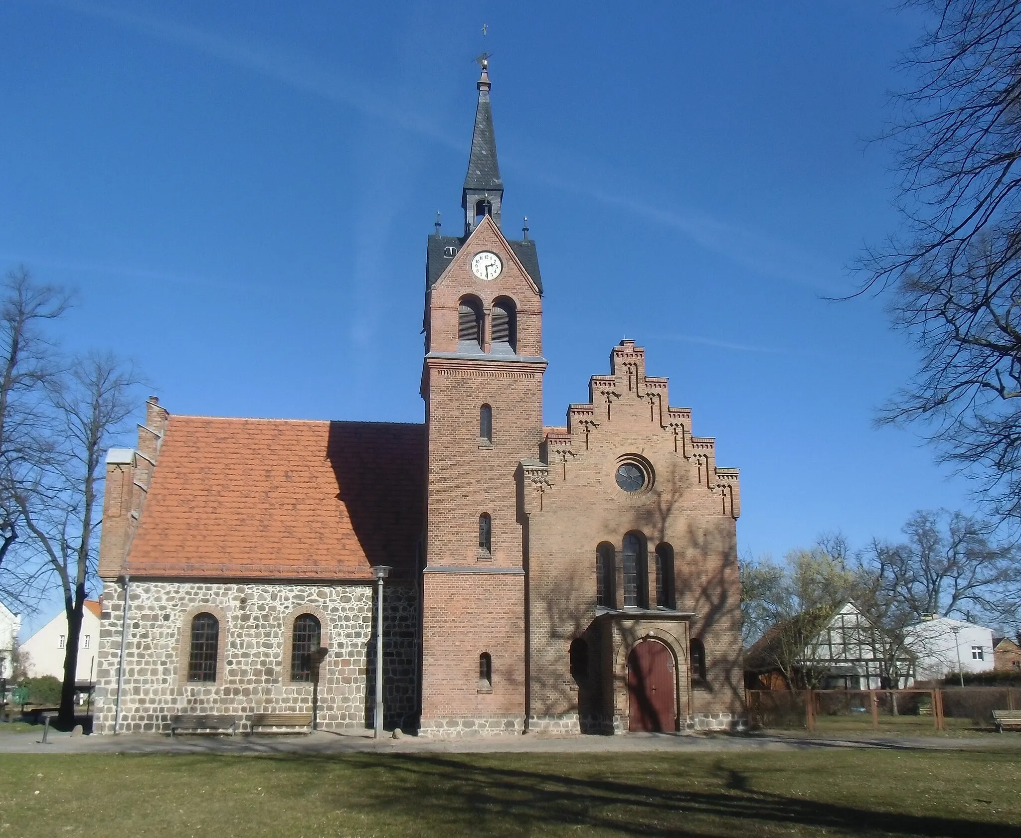 Photo showing: Denkmalgeschützte Dorfkirche von Französisch Buchholz, ältester Teil aus Feldsteinen um 1250 errichtet
