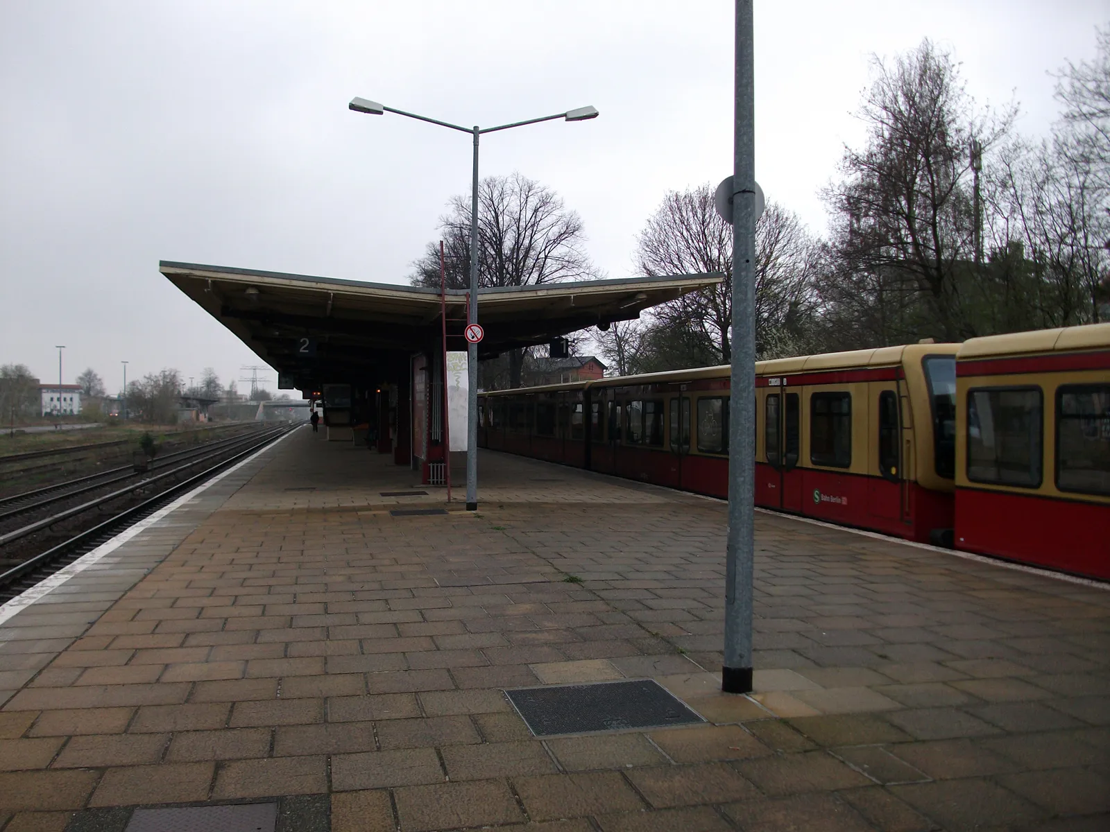 Photo showing: Bahnsteig des Bahnhofs Berlin-Kaulsdorf
