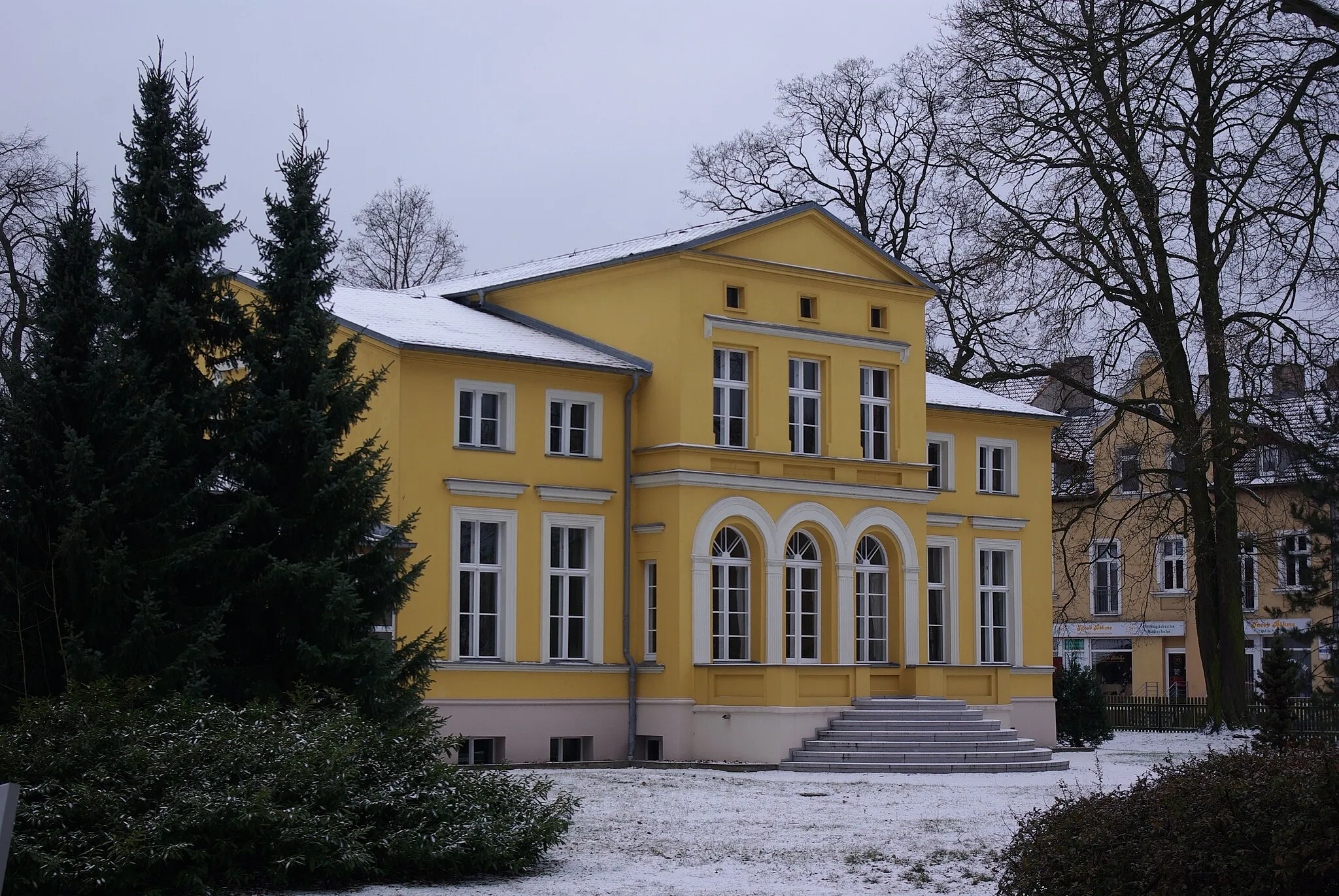 Photo showing: Erkner, Brandenburg. Die Villa Lassen, heute befindet sich das Gerhart-Hauptmann-Museum im Gebäude. Gerhart Hauptmann hat hier von 1885 bis 1889 gewohnt (geotags in den exif-Daten).