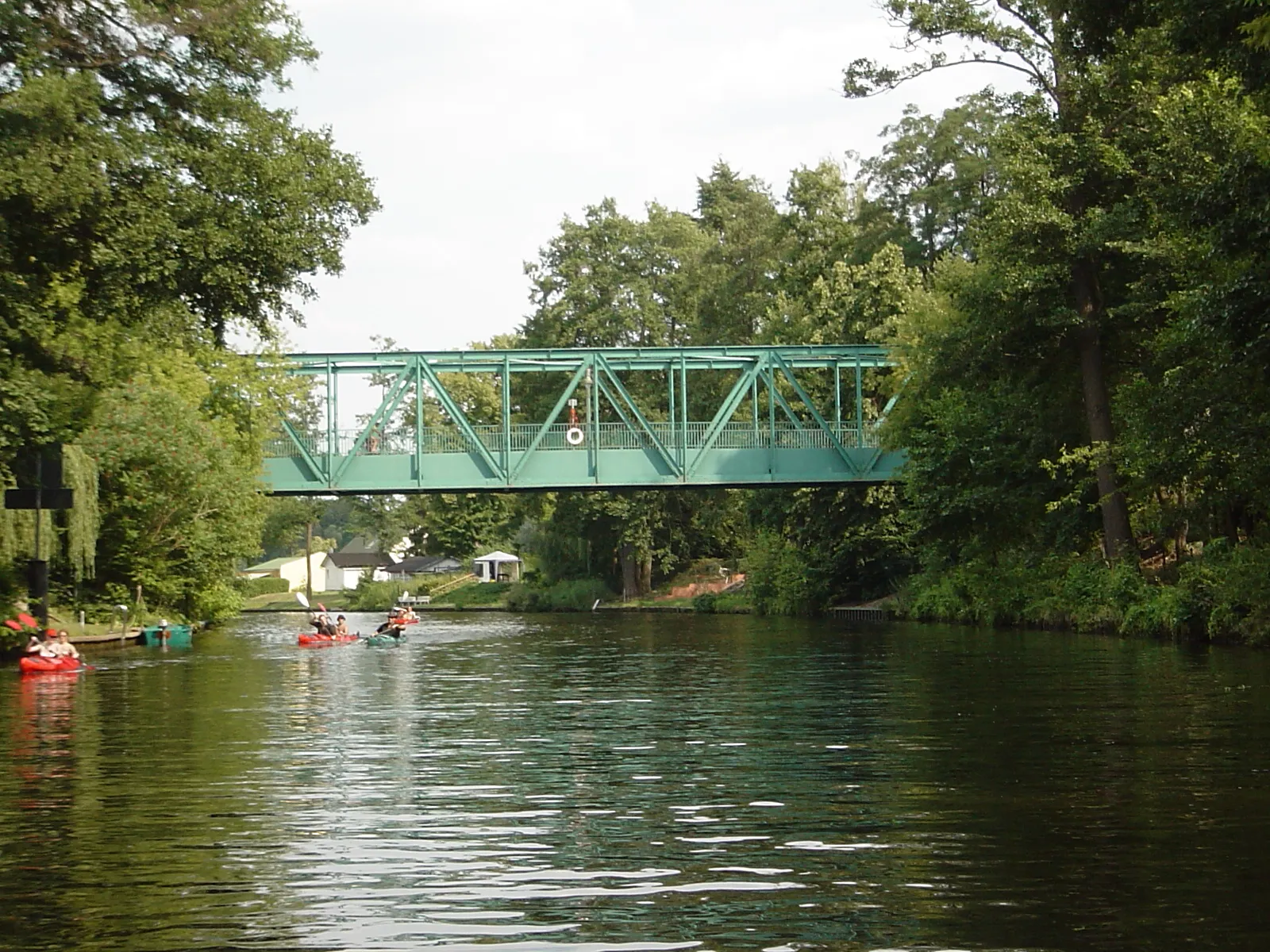 Photo showing: Triglawbrücke (“Triglav bridge”) across river Spree in Rahnsdorf, Treptow-Köpenick, Berlin.