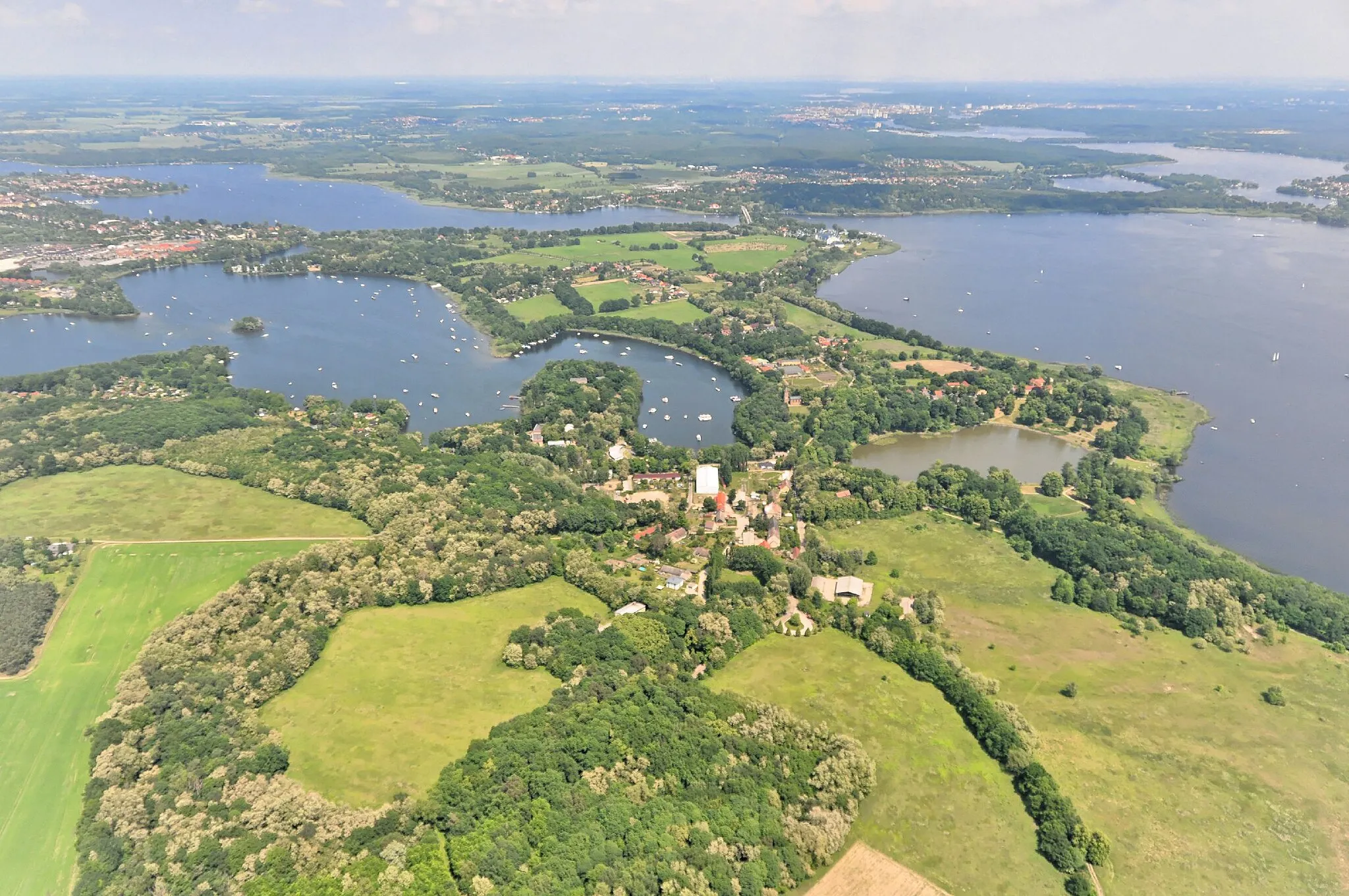 Photo showing: Überführungsflug vom Flugplatz Schwarzheide-Schipkau über Potsdam, Lüneburg zum Flugplatz Nordholz-Spieka. Blick auf Glindower See (links), Zernsee (dahinter), Schwielowsee (rechts), Templiner See (dahinter). Im Vordergrund der Ort Petzow, im Hintergrund Potsdam, links hinten Werder/Havel.