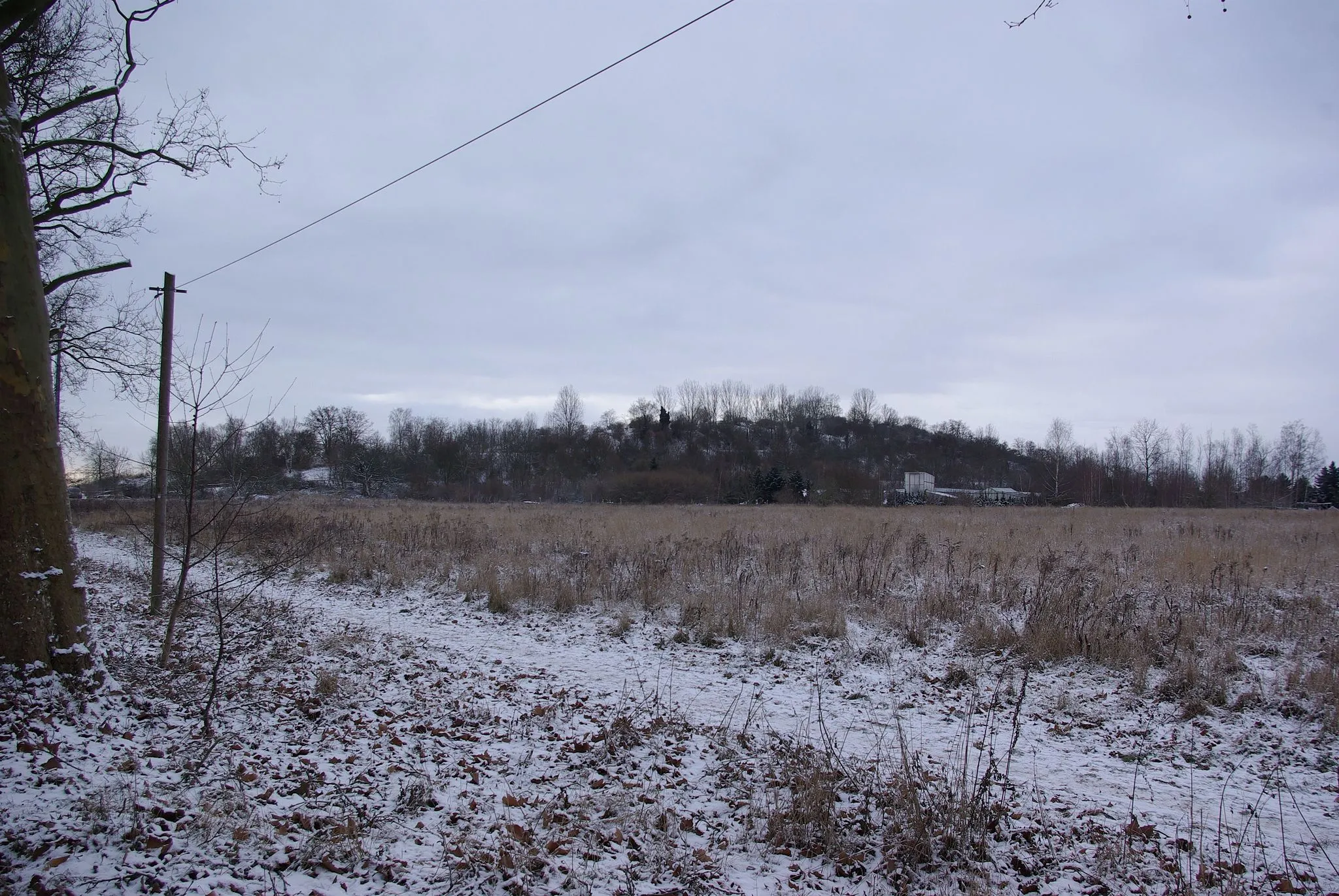 Photo showing: Berlin, Bezirk Neukölln. Der Blick auf den künstlichen Berg Dörferblick. Der Blick geht von Nordost von der Waßmannsdorfer Chausee hin zum Dörferblick (geotag in den exif-daten).