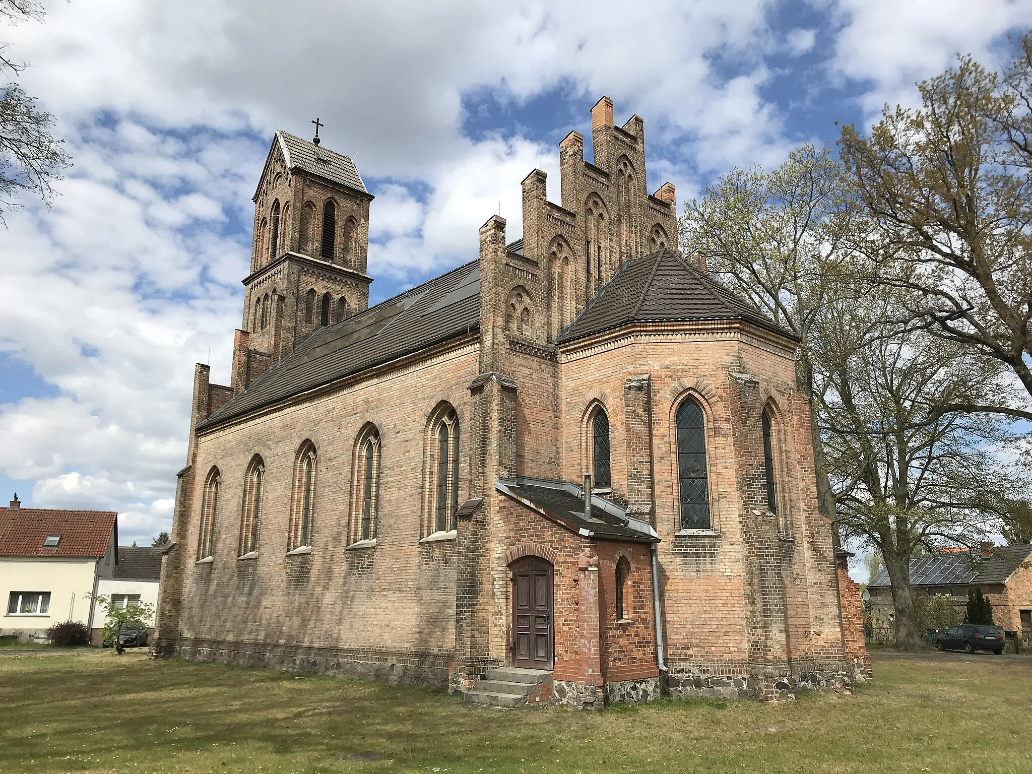 Photo showing: Die Dorfkirche Kablow ist eine neogotische Saalkirche in Kablow, einem Ortsteil der Stadt Königs Wusterhausen. Im Innern steht unter anderem ein Altar von 1516.