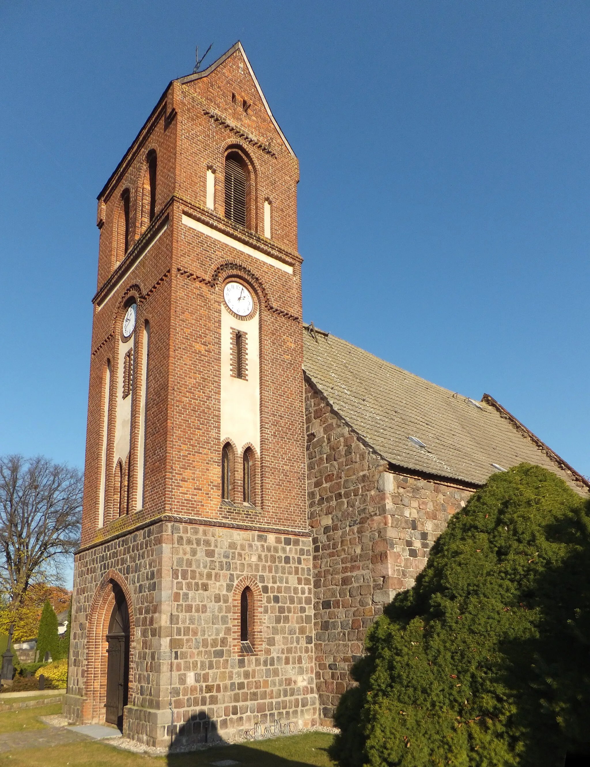 Photo showing: Südwestansicht der Dorfkirche Schwanebeck