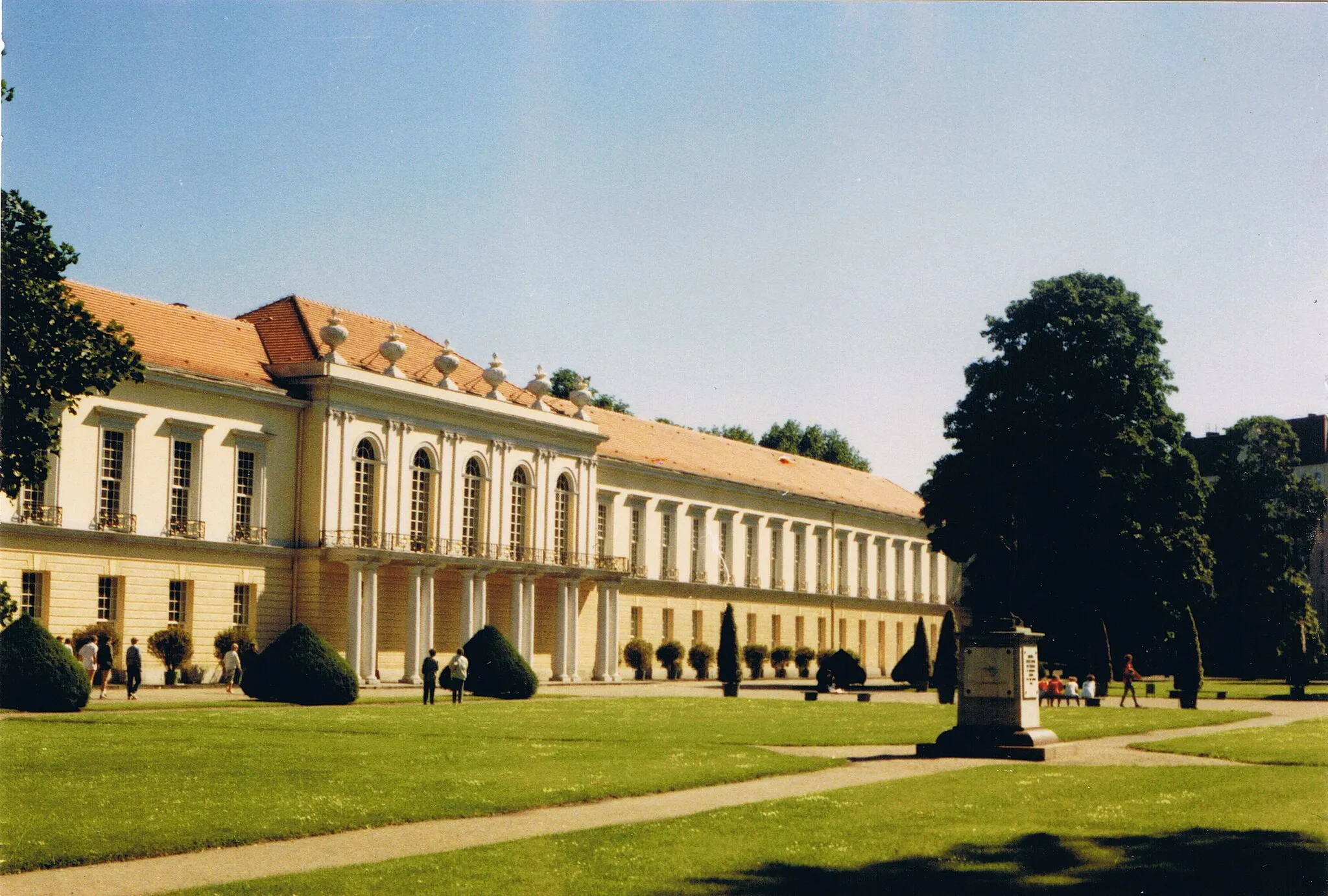 Photo showing: Große Neuer Flügel Schloss Charlottenburg in Berlin, Foto einer Kompaktkamera aus den Jahr 1987.