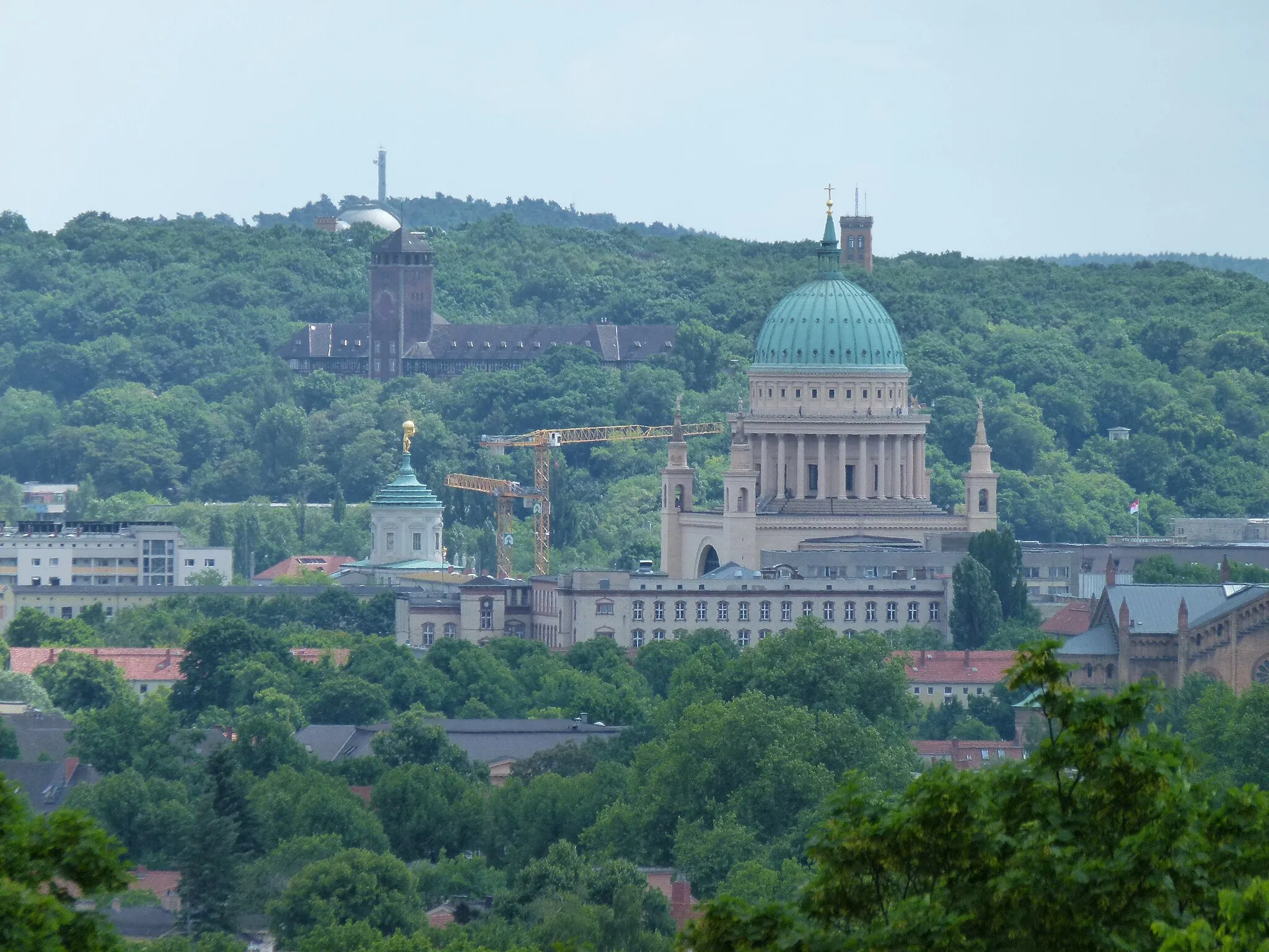 Photo showing: Blick auf die Nikolaikirche und den Brauhausberg vom Belvedere.