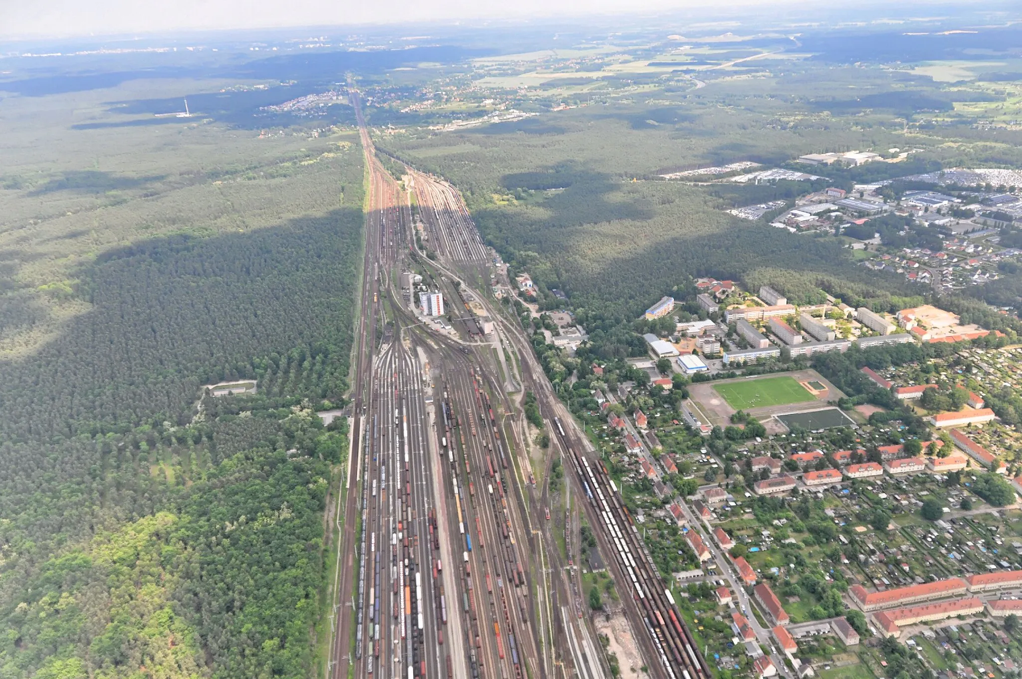 Photo showing: Überführungsflug vom Flugplatz Schwarzheide-Schipkau über Potsdam, Lüneburg zum Flugplatz Nordholz-Spieka Blick auf den Rangierbahnhof Seddin, die Strecke führt in Blickrichtung Berlin. Rechts neben den Gleisen die Eisenbahnersiedlung Neuseddin.