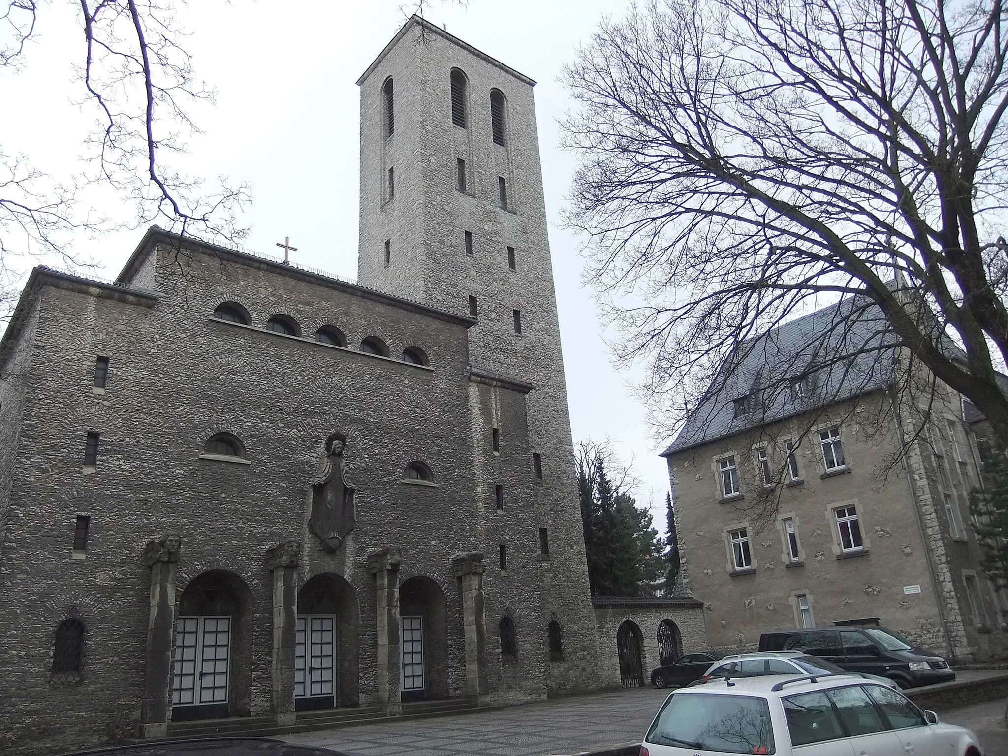 Photo showing: Denkmalliste Berlin OBJ-Dok-Nr.: 09040025 – Berlin Karlshorst Gundelfinger Straße 36-37, Kath. St. Marien-Kirche, 1935-36 von Clemens Lohmer und Jacques Baudinot; Kath. Pfarramt, 1909 von August Kaufhold  (Gesamtanlage)