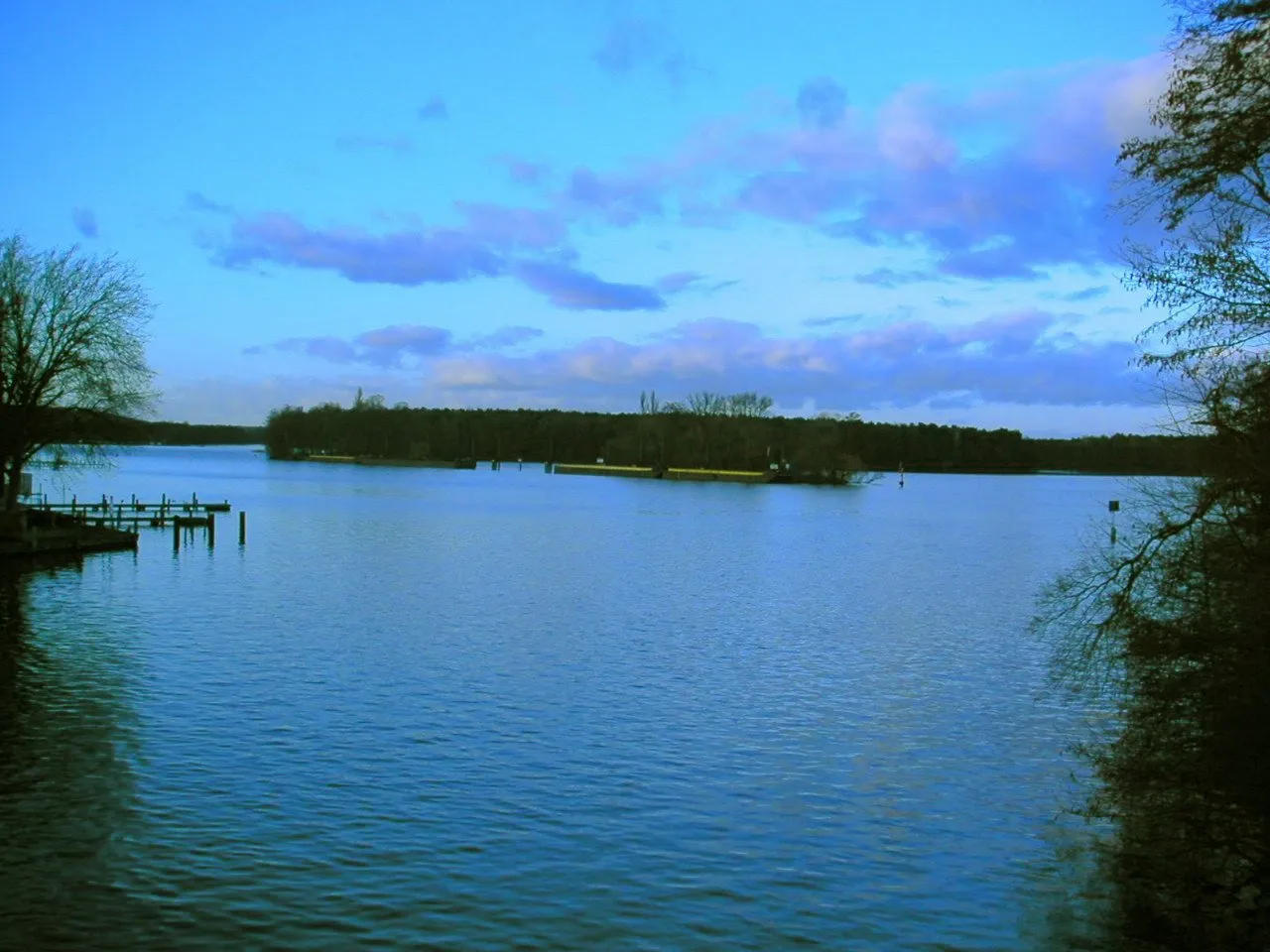 Photo showing: Dahme River at Schmöckwitz, Berlin close to the side bay Seddinsee. In the center of the picture are the small islands Weidenwall and Werderchen.