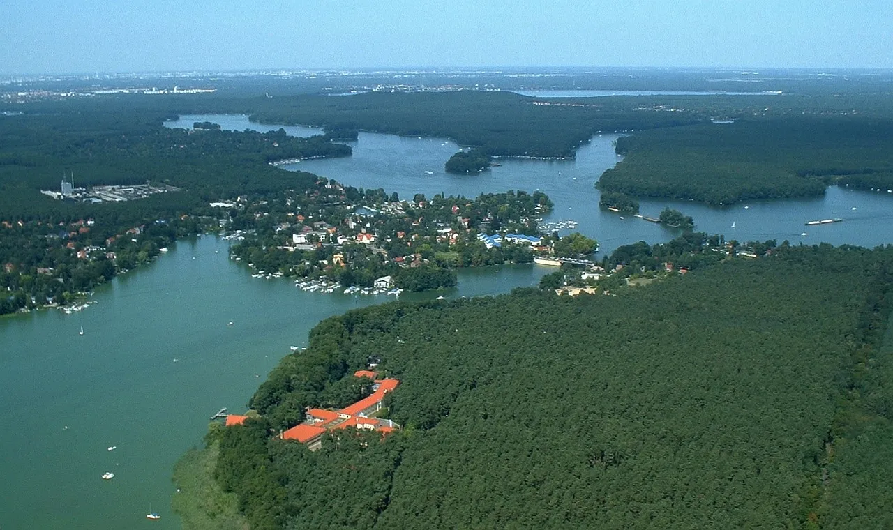 Photo showing: Aerial view of Schmöckwitz, Treptow-Köpenick, Berlin and the lake region in the southeast of Berlin, view direction NNW.