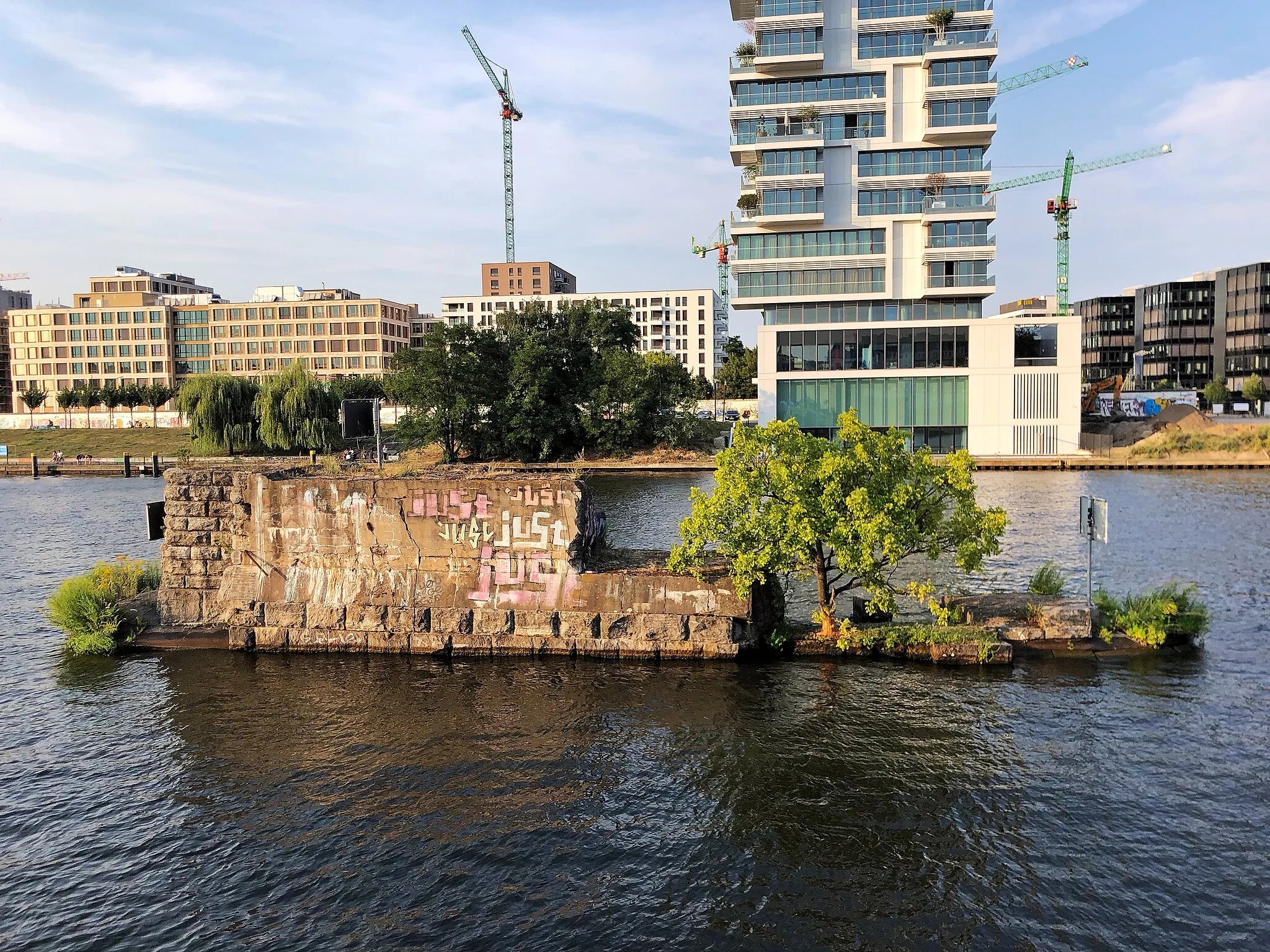 Photo showing: The remains of Brommy Brücke, Kreuzberg, Berlin