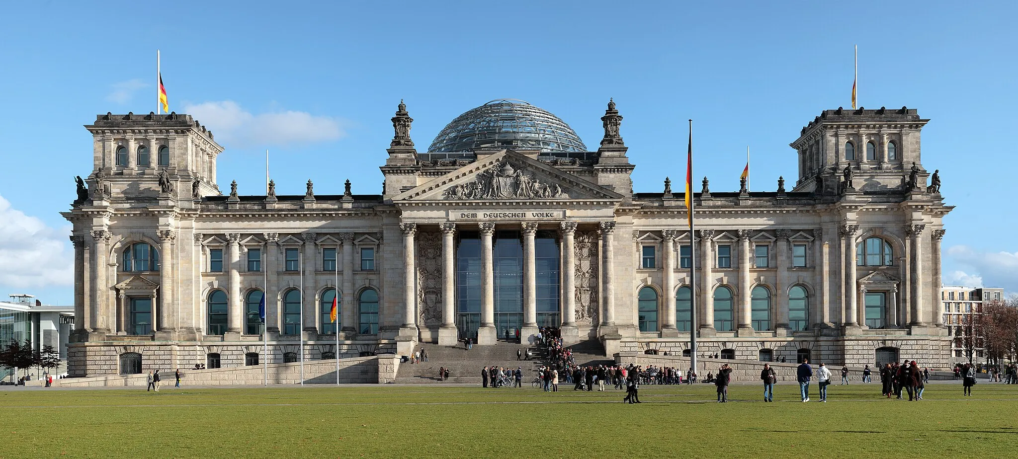 Photo showing: The Reichstag building seen from the west. Inscription translates to "For/To the German People".