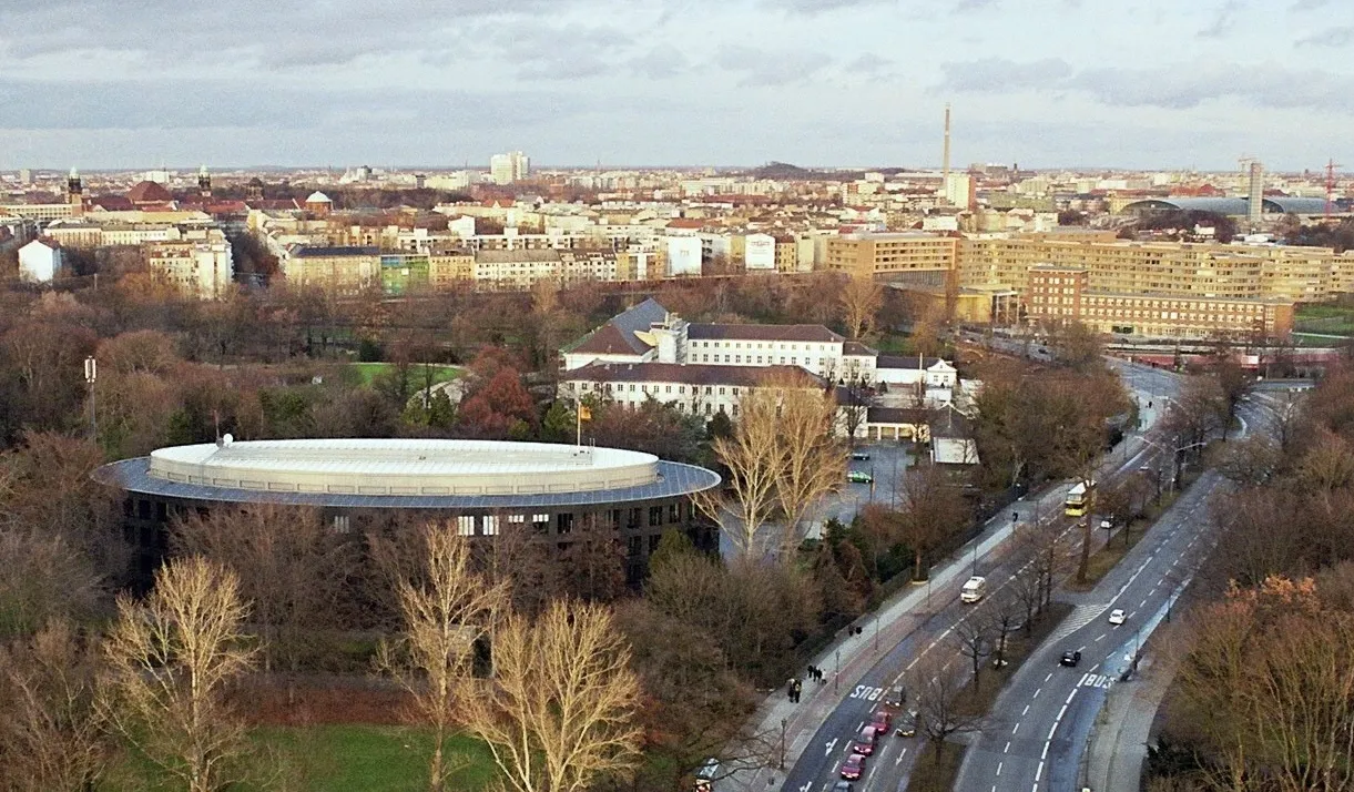 Photo showing: Germany, Berlin: View from the platform of the Victory Column (Siegessäule) over the Tiergarten to the Bundespräsidialamt and Bellevue Palace (Schloss Bellevue) along the Spreeweg.