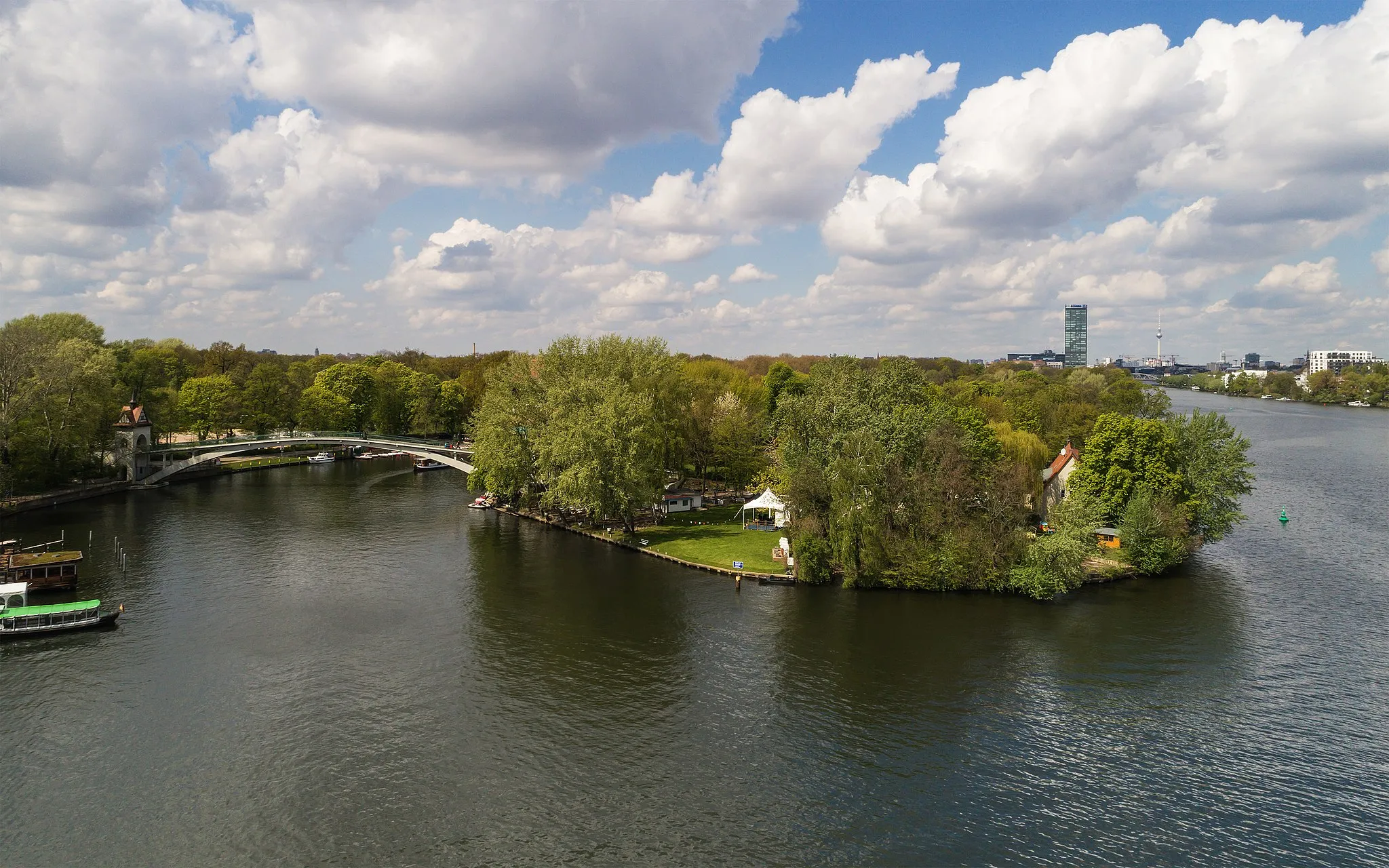 Photo showing: Island of Youth in Spree River in Berlin (Germany)