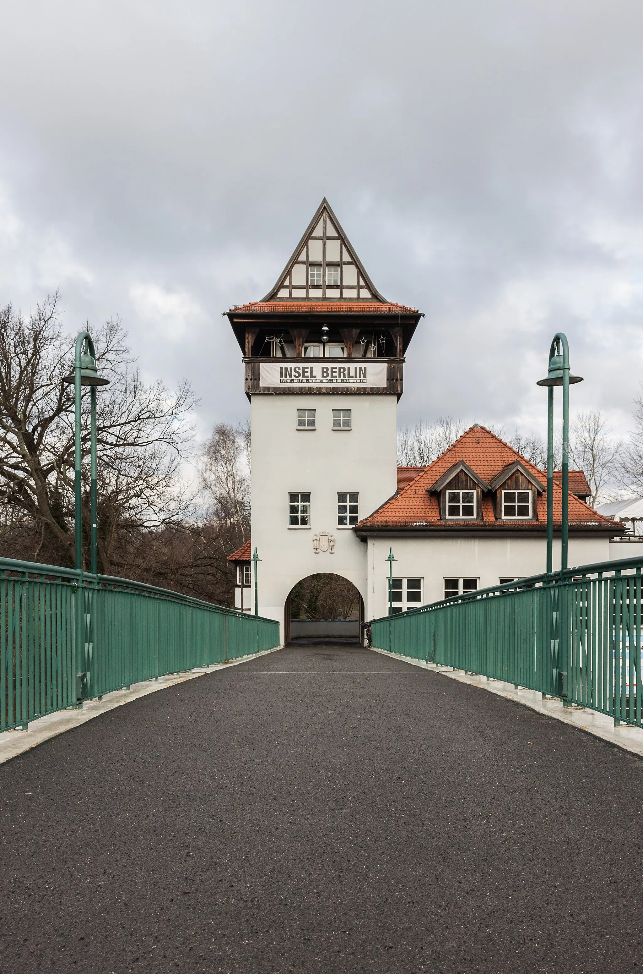 Photo showing: Abteibrücke (abbey bridge) in Berlin-Treptow with view on the tower of the "Isle of youth".