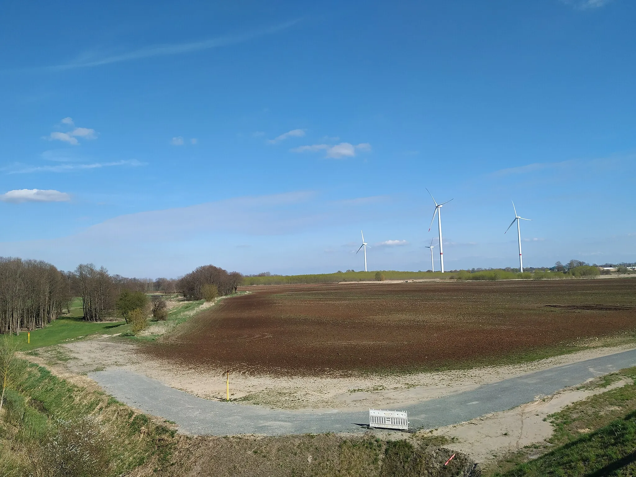 Photo showing: Blick von der Autobahnbrücke der Bundesautobahn 10 über den stillgelegten Gleisen der Heidekrautbahn auf Ackerland in Mühlenbeck, Landkreis Oberhavel (Brandenburg)