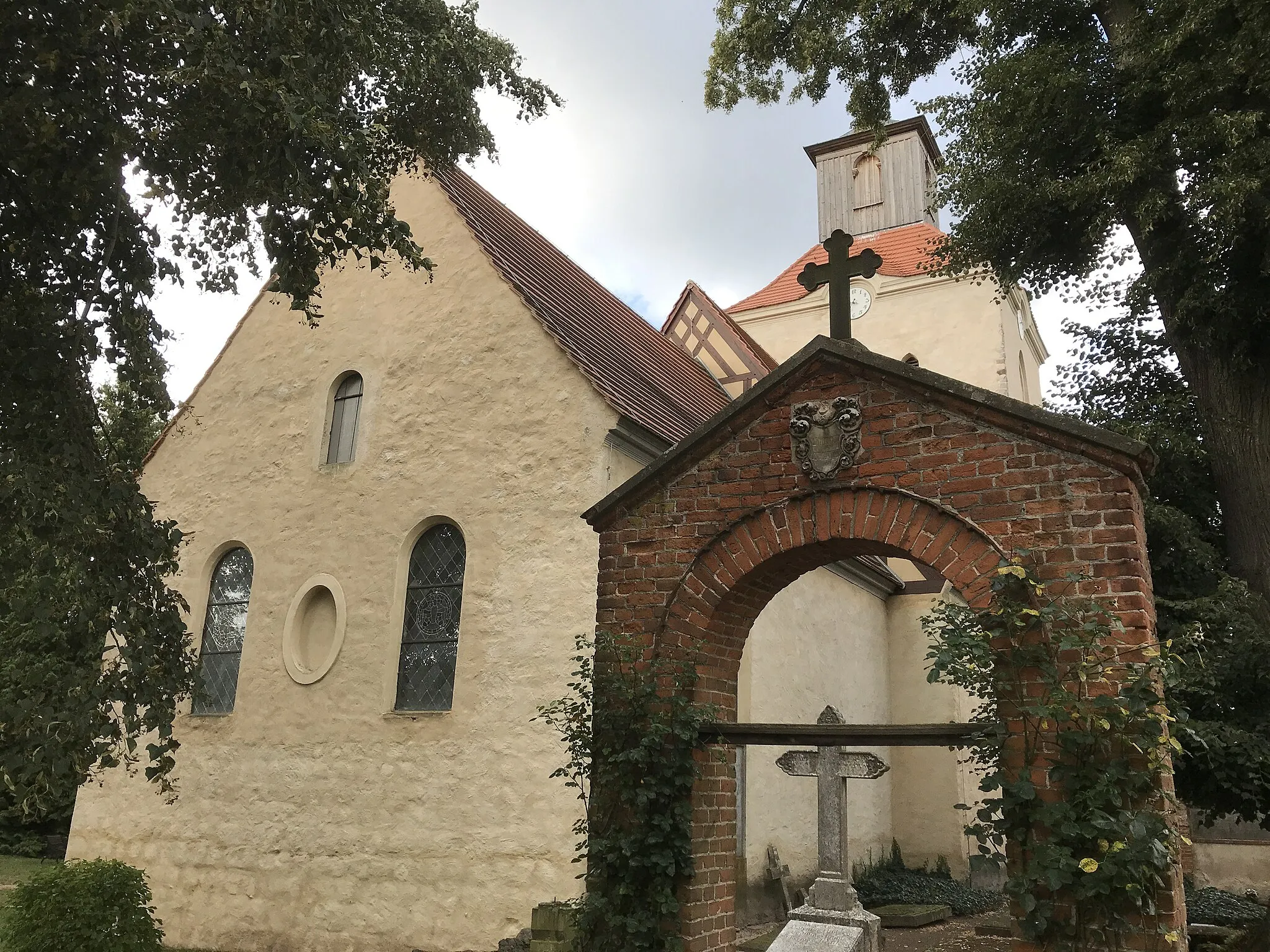 Photo showing: Die Dorfkirche Steinhöfel im Landkreis Oder-Spree in Brandenburg ist eine Feldsteinkirche aus der zweiten Hälfte des 13. Jahrhunderts. Im Innern steht unter anderem ein Altaraufsatz aus dem Anfang des 18. Jahrhunderts.
