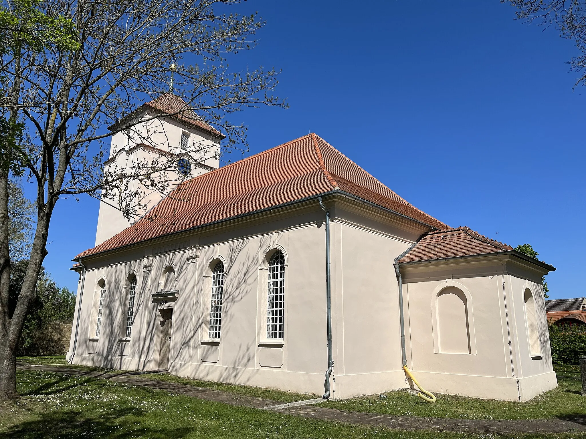 Photo showing: Die Dorfkirche Marwitz in der Gemeinde Oberkrämer im Landkreis Oberhavel ist eine Saalkirche aus dem Jahr 1767. Die Kirchenausstattung ist Bauzeitlich.