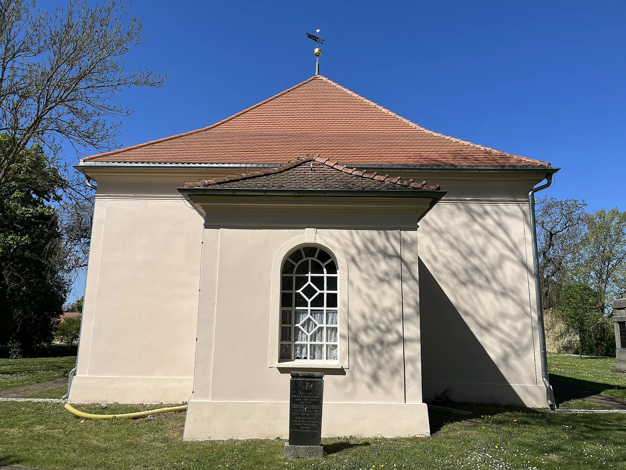 Photo showing: Die Dorfkirche Marwitz in der Gemeinde Oberkrämer im Landkreis Oberhavel ist eine Saalkirche aus dem Jahr 1767. Die Kirchenausstattung ist Bauzeitlich.