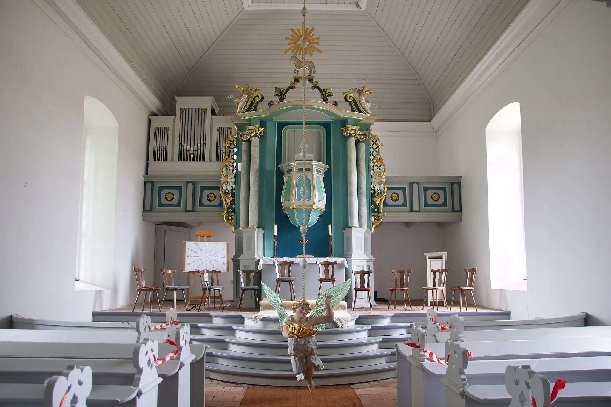 Photo showing: Interior of Trechwitz Church, Kloster Lehnin (Germany), built by Georg Wenzeslaus von Knobelsdorff in 1750, with its pulpit altar, Heise organ and baptism angel