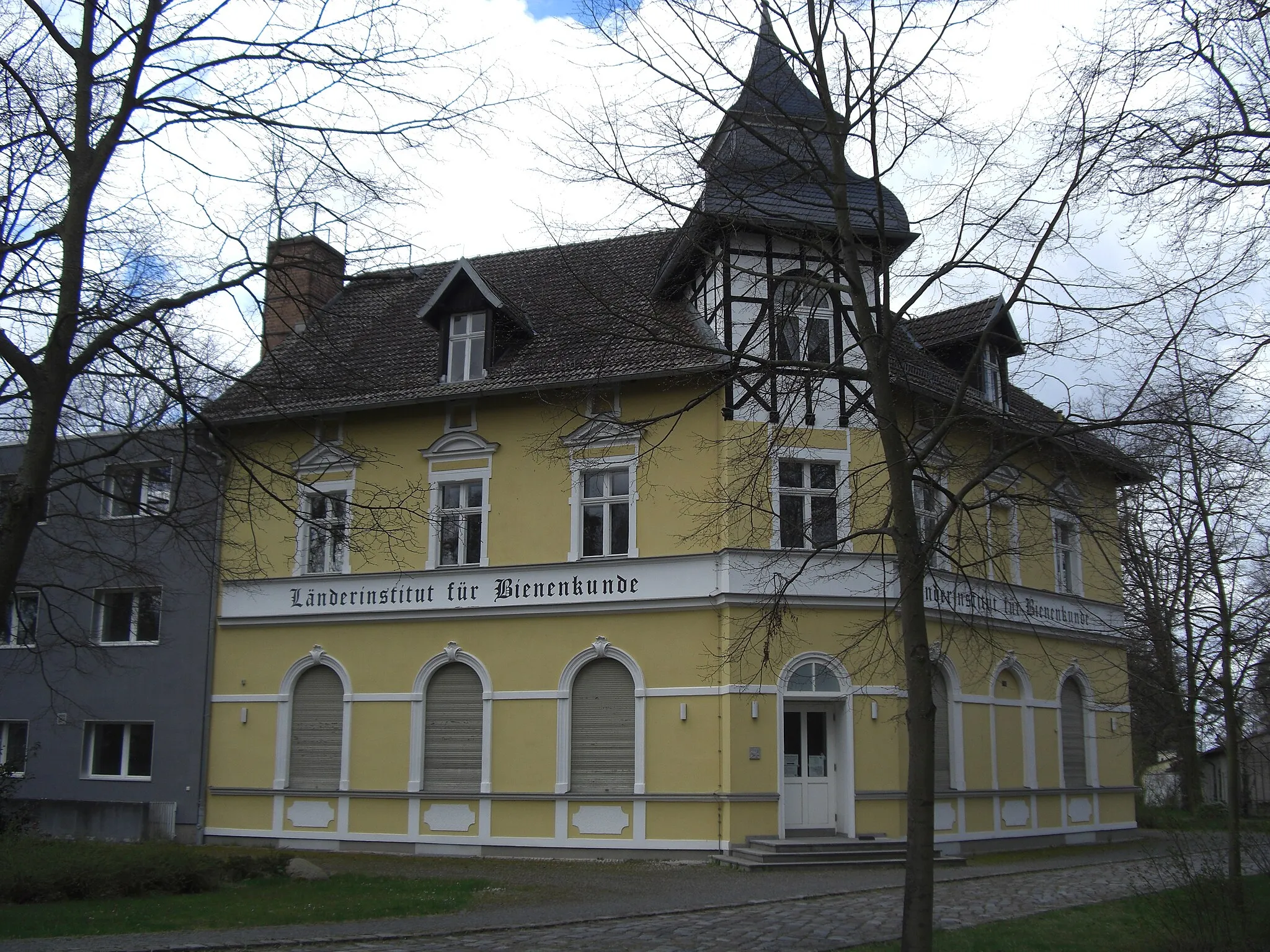 Photo showing: Länderinstitut für Bienenkunde