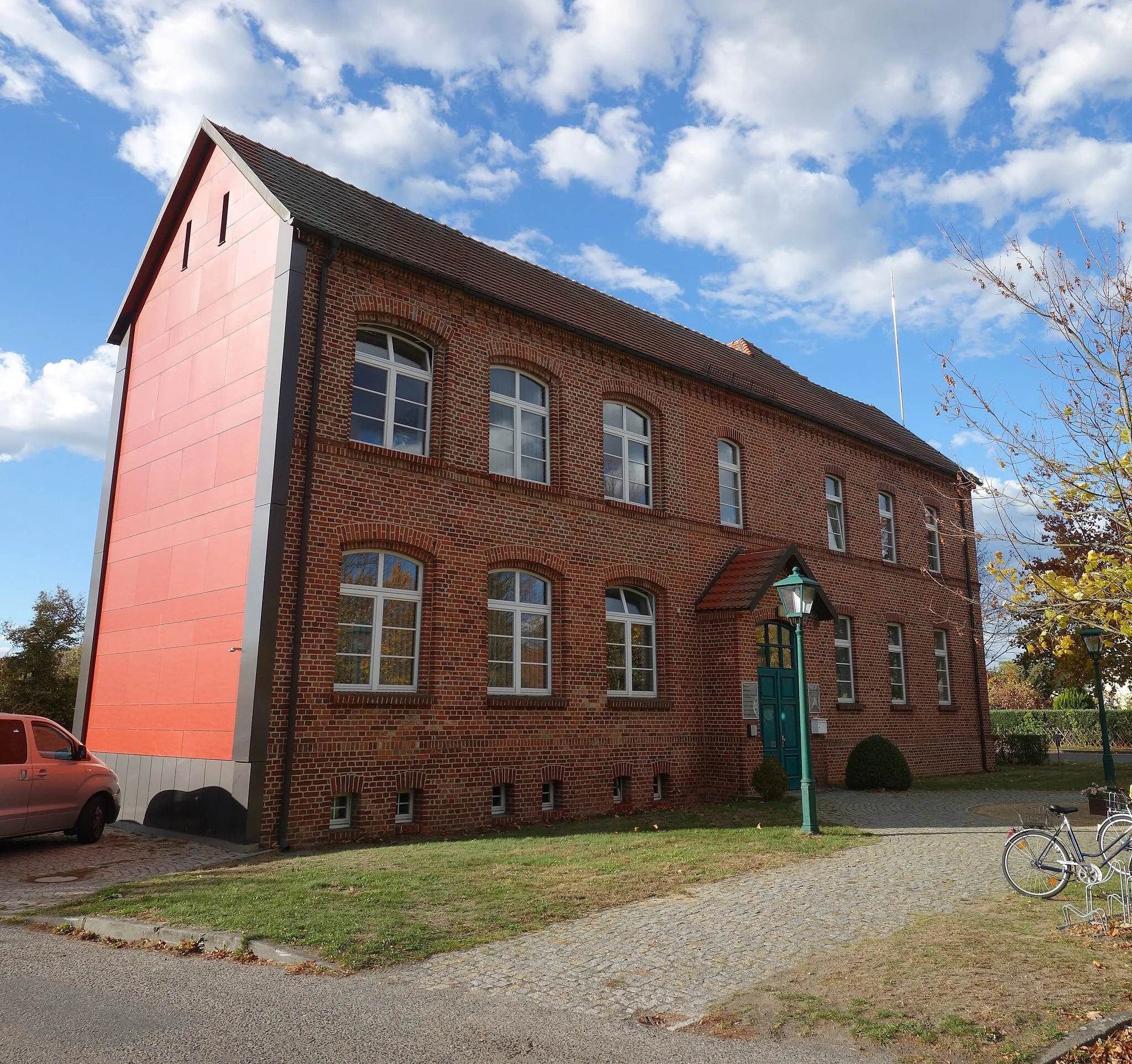 Photo showing: South-eastern view of the town hall  in Spreenhagen , Spreenhagen municipality , Oder-Spree district, Brandenburg state, Germany