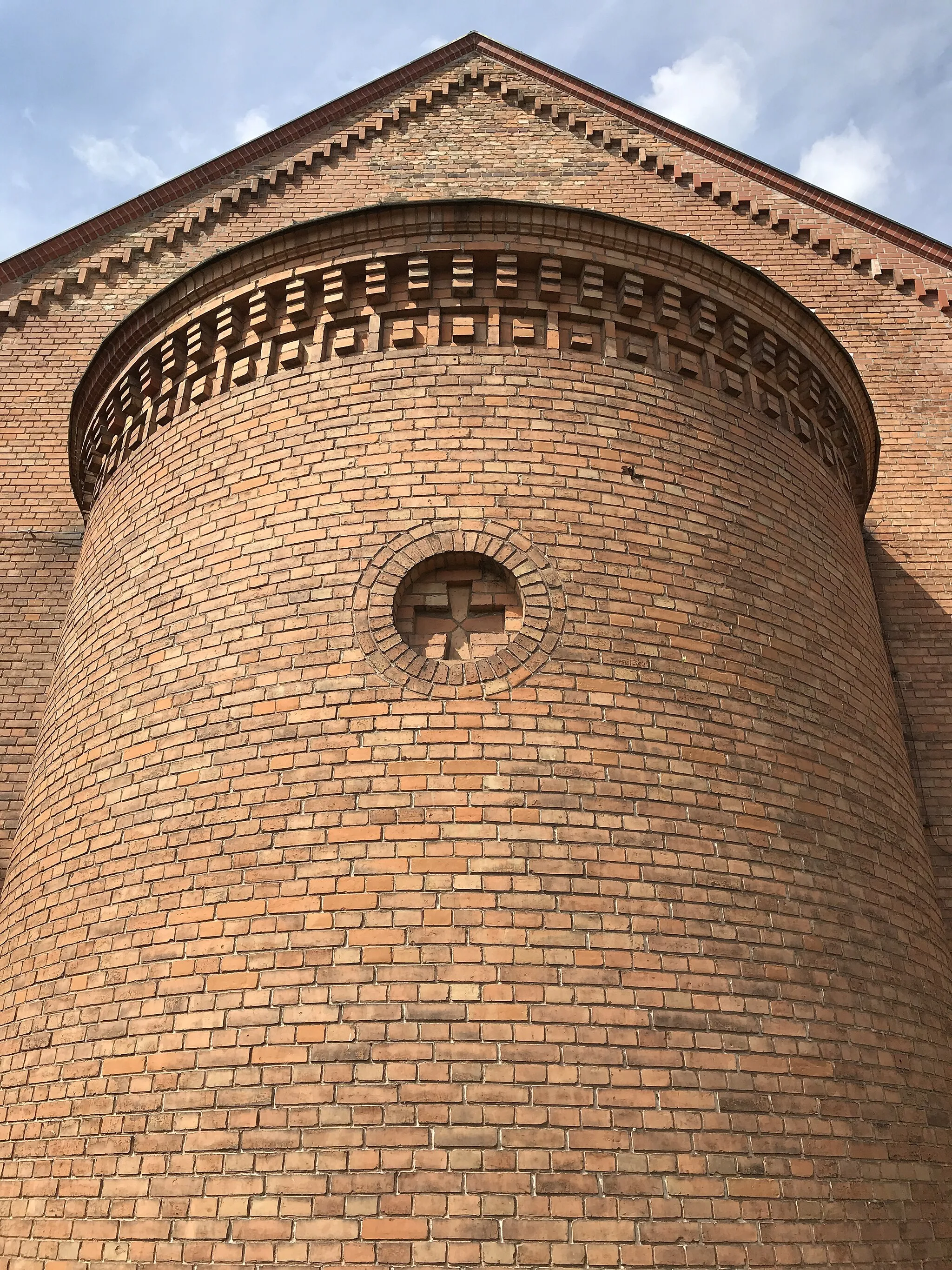 Photo showing: Die Dorfkirche Spreenhagen im Landkreis Oder-Spree im Land Brandenburg wurde 1855 aus gelbem Backstein im Rundbogenstil der Schinkelschule errichtet. Die Kirchenausstattung stammt aus dem Jahr 1902.