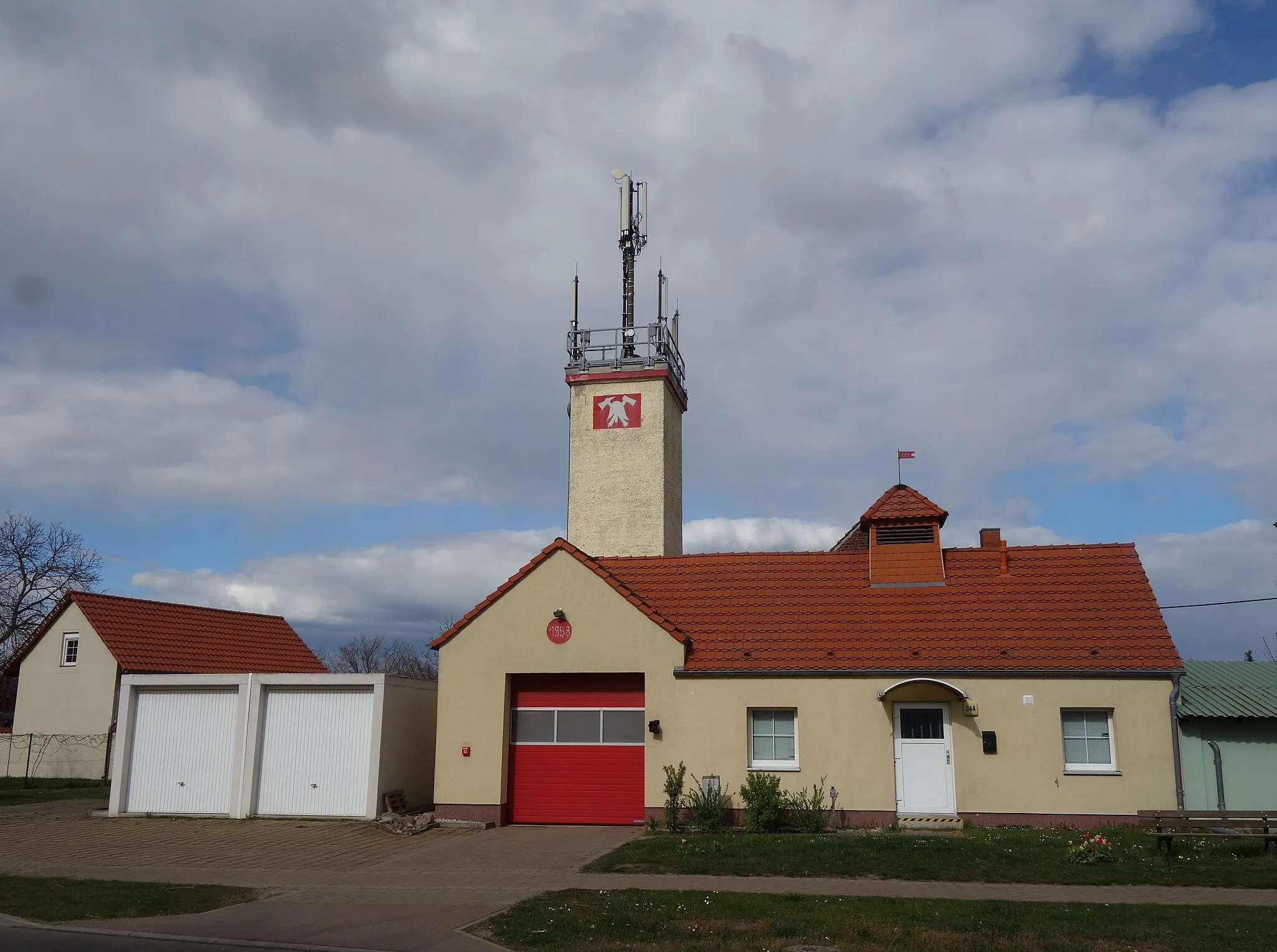 Photo showing: South-western view of the station of the volunteer firefighters  in Schwante , Oberkrämer municipality , Oberhavel district, Brandenburg state, Germany.