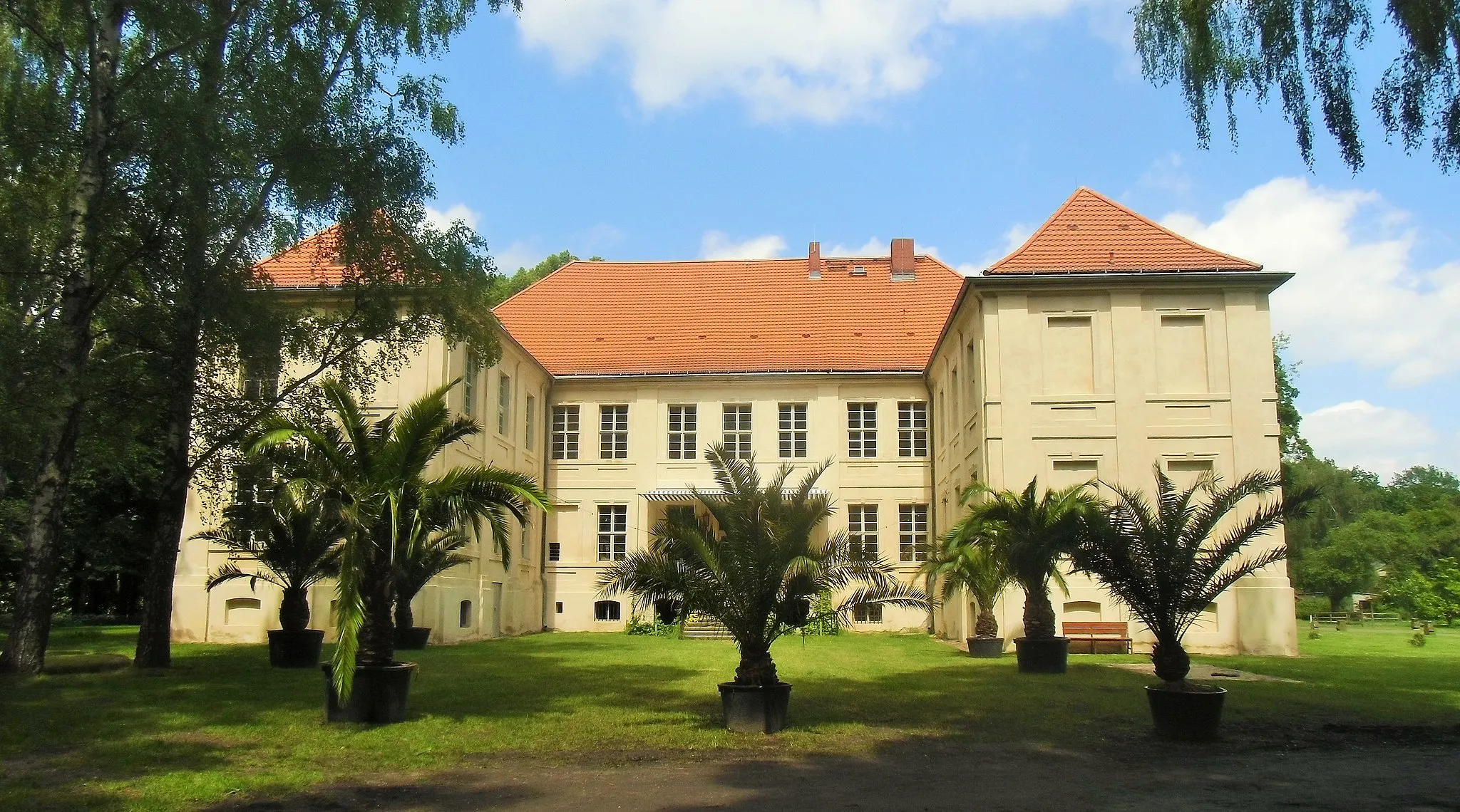 Photo showing: Denkmalgeschütztes Gutshaus beziehungsweise Schloss von Schwante, erbaut 1741 bis 1743