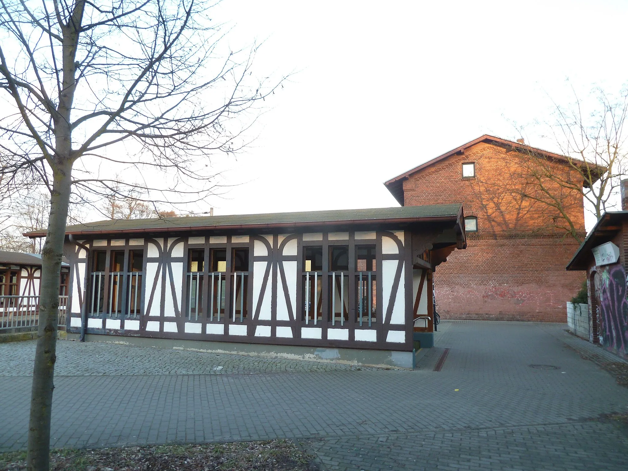 Photo showing: Bahnhof Dallgow-Döberitz, südlicher Ausgang