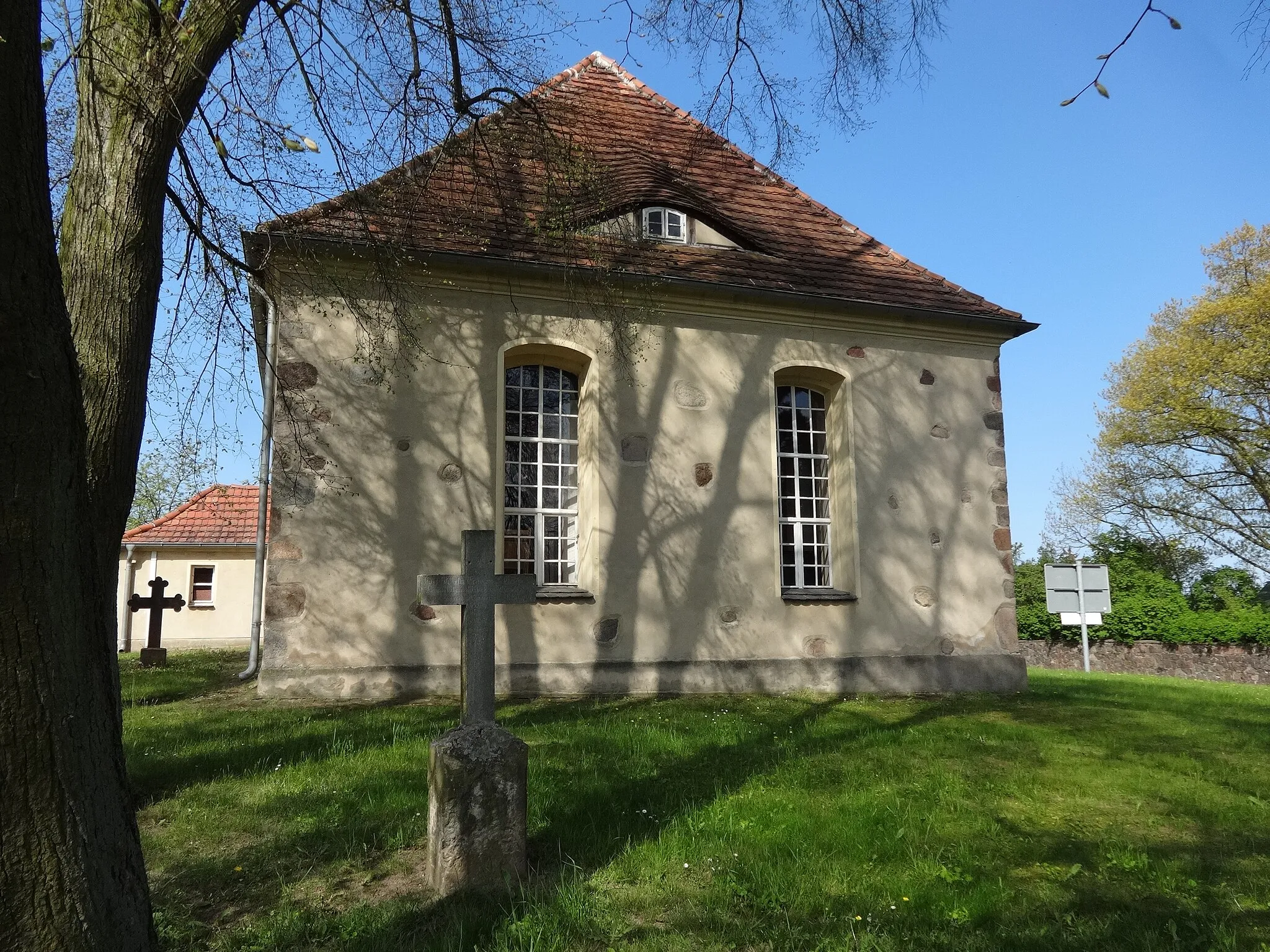 Photo showing: Die evangelische Dorfkirche in Reichenwalde wurde am Ende des 13. Jahrhunderts als Feldsteinkirche errichtet. In der zweiten Hälfte des 18. Jahrhunderts erfolgreichen zahlreiche Umbaumaßnahmen. Dabei wurden unter anderem der Westturm um ein barockes Geschoss in Fachwerk aufgestockt und die Fenster vergrößert. Im Innern befinden sich ein Altarkreuz aus Reddern sowie eine Grueneberg-Orgel von 1864 mit einem dreiteiligen Prospekt.