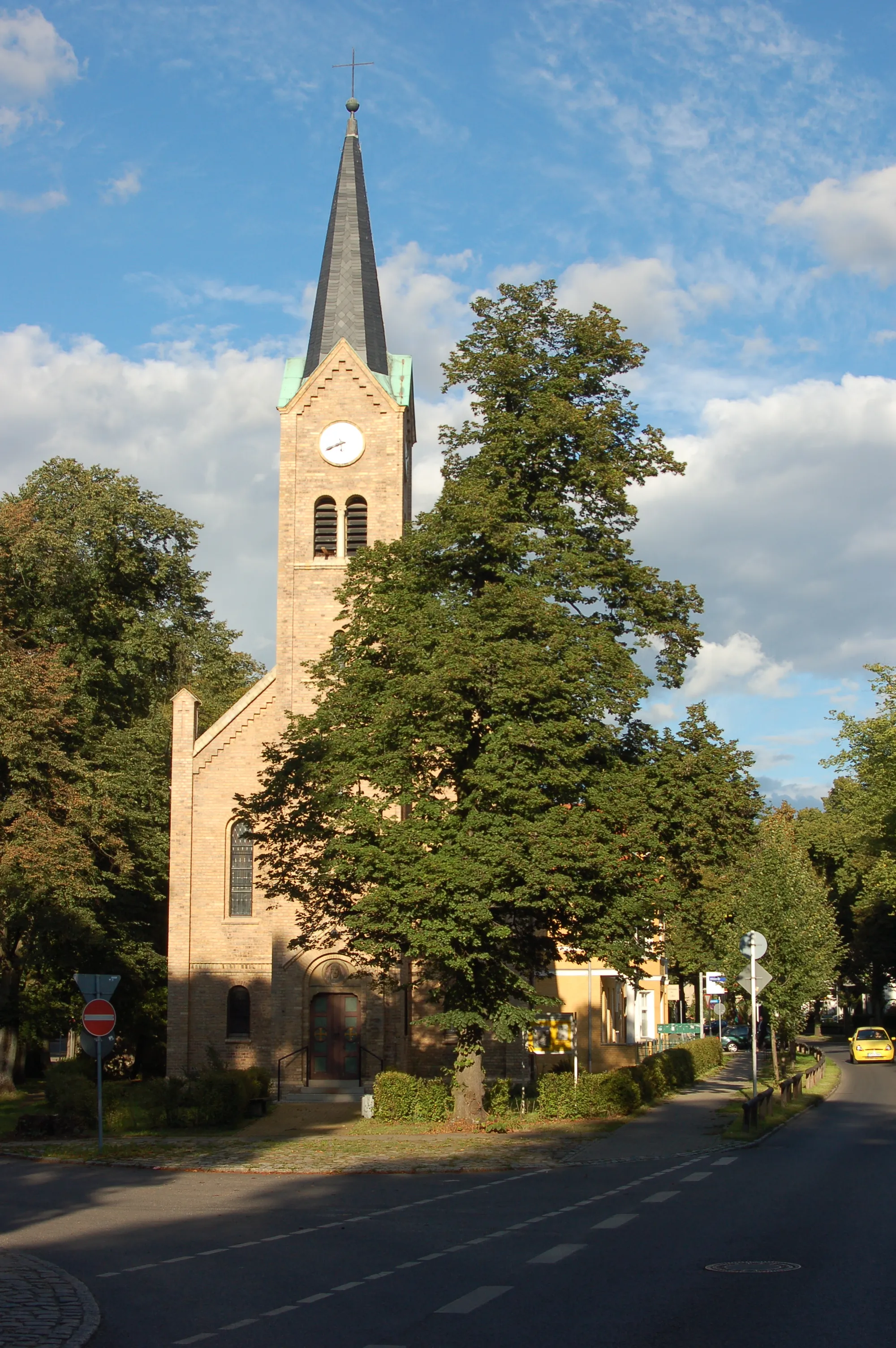 Photo showing: Evangelische Kirche in 16548 Glienicke/Nordbahn (Landkreis Oberhavel, Brandenburg). Architekt de:Georg Gustav Erbkam