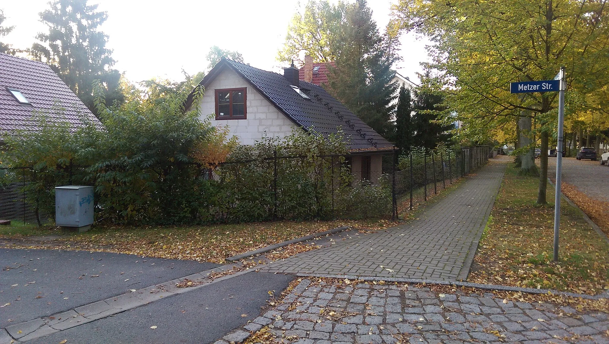 Photo showing: North-north-western view of the building "Odessaer Straße 5" in Glienicke/Nordbahn , Glienicke/Nordbahn municipality , Oberhavel district, Brandenburg state, Germany.